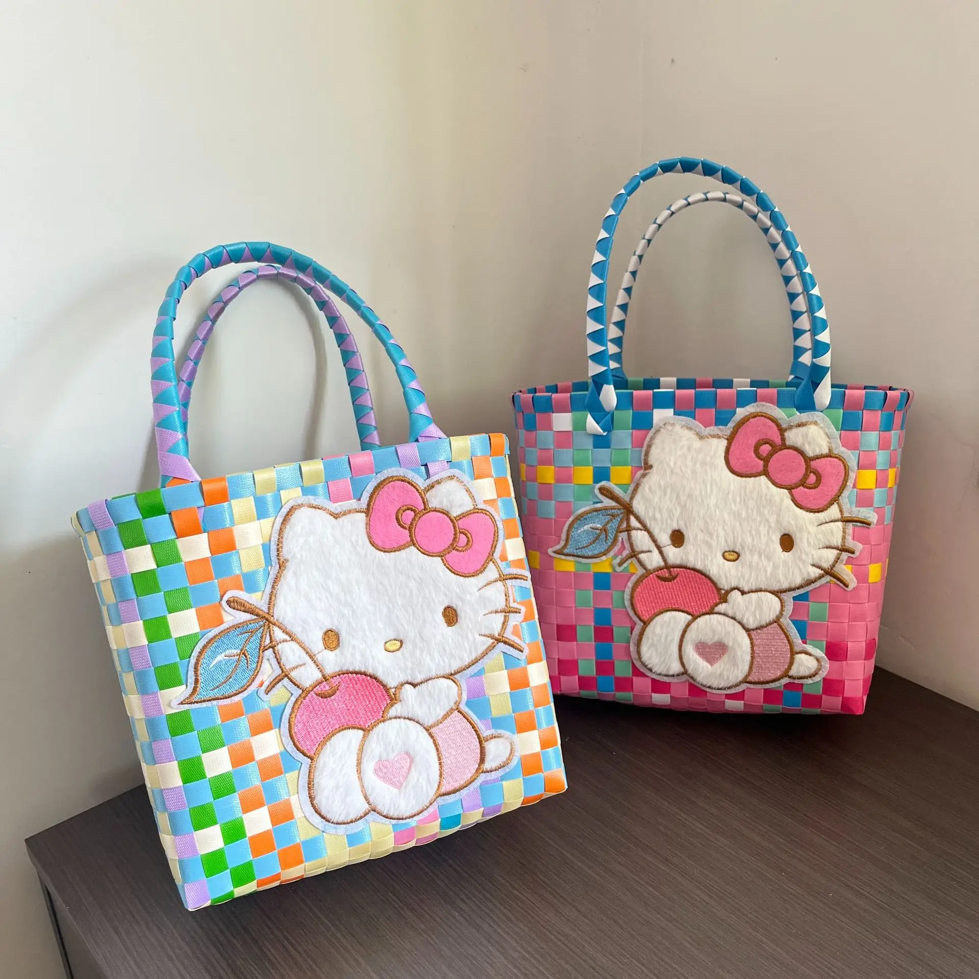 Dopamine colored plastic woven vegetable basket Hello Kitty pattern bag cute KT wedding companion handbag commuting versatile wo
Dopamine colored plastic woven vegetable basket Hello Kitty pattern bag cute KT wedding companion handbag commuting versatile wo