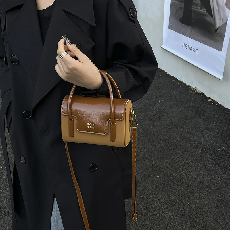 Высококачественная минималистичная уникальная сумка через плечо для женщин с винтажной кожей большой вместимости и модным дизайном Парижа
Высококачественная минималистичная уникальная сумка через плечо для женщин с винтажной кожей большой вместимости и модным дизайном Парижа