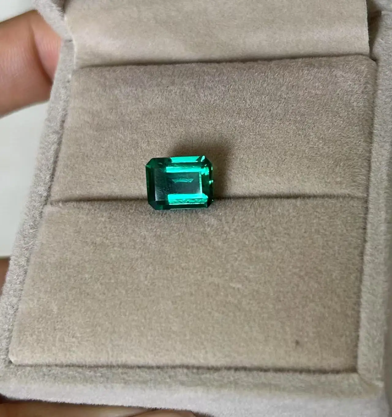 Cultivated Zambian emerald rectangular right-angle turned flat bare stone laboratory hydrothermal method emerald cut ring face
Cultivated Zambian emerald rectangular right-angle turned flat bare stone laboratory hydrothermal method emerald cut ring face