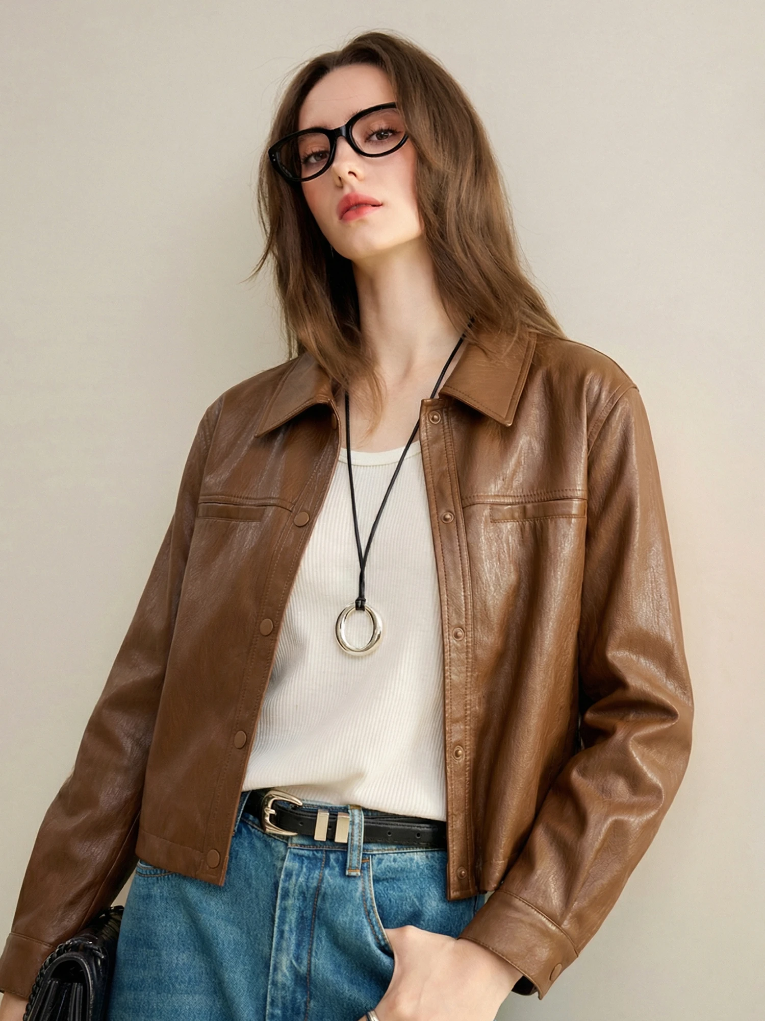 Glossy Texture Leather Short Jacket Women's Loose Fit Turn-down Collar Spring Fashionable Coat Casual Commute Style Long Sleeve
Glossy Texture Leather Short Jacket Women's Loose Fit Turn-down Collar Spring Fashionable Coat Casual Commute Style Long Sleeve