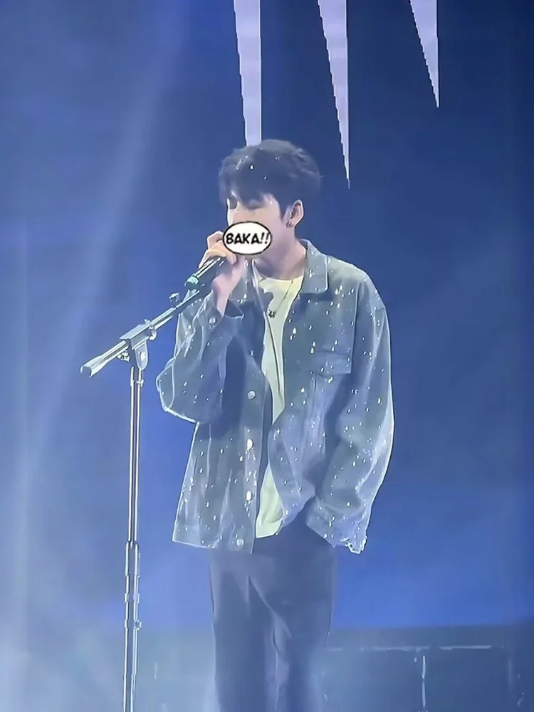 Американская джинсовая куртка со стразами в стиле High Street для мужчин, высококачественная, стильная, весенне-осенняя, в корейском стиле, свободного кроя, для молодежи
Американская джинсовая куртка со стразами в стиле High Street для мужчин, высококачественная, стильная, весенне-осенняя, в корейском стиле, свободного кроя, для молодежи