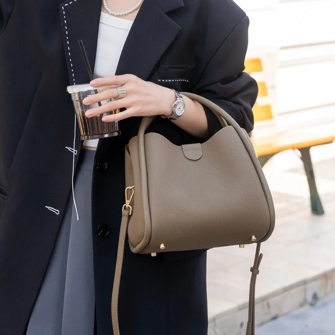 Designer bag 2025 New Elegant Single Shoulder Bag Simple Fashion Versatile Large Capacity Commuter Bag Handbag Bucket Bag Simple Crossbody Bag
Designer bag 2025 New Elegant Single Shoulder Bag Simple Fashion Versatile Large Capacity Commuter Bag Handbag Bucket Bag Simple Crossbody Bag