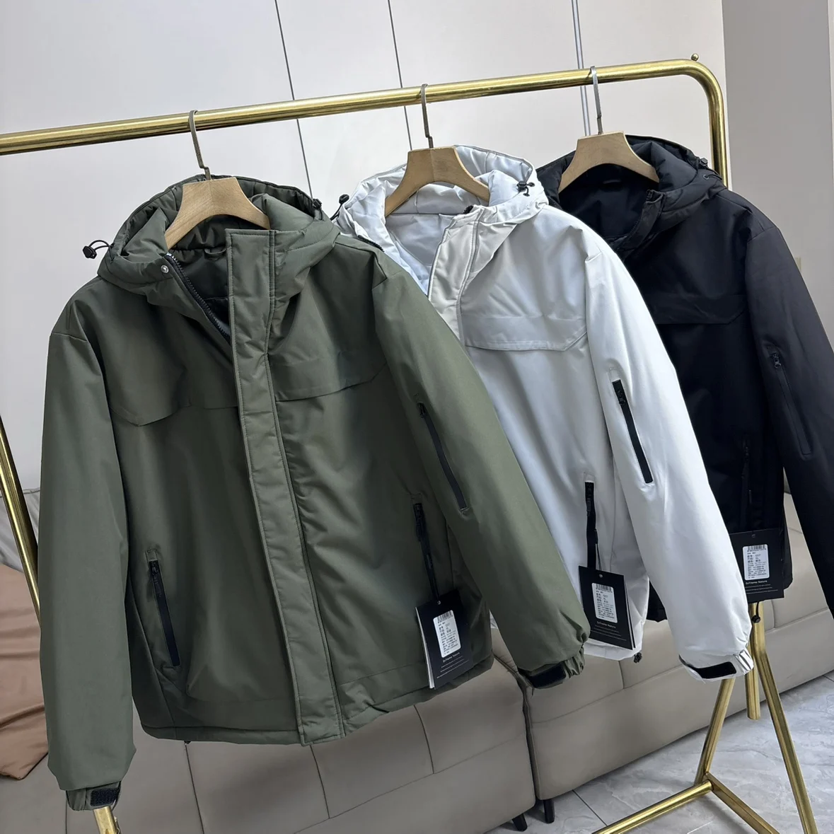 Зимняя мужская хлопковая куртка для активного отдыха, ветрозащитная, теплая, с капюшоном, утолщенная, с длинными рукавами, на молнии, повседневная
Зимняя мужская хлопковая куртка для активного отдыха, ветрозащитная, теплая, с капюшоном, утолщенная, с длинными рукавами, на молнии, повседневная