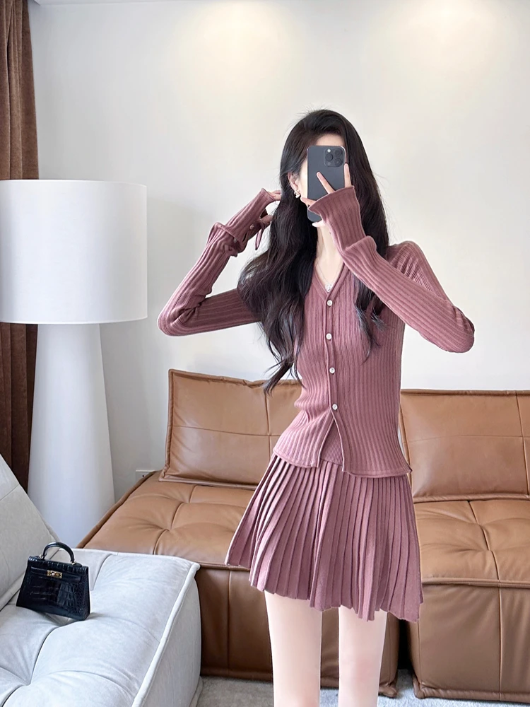 Early Autumn Fashion Set 2024 New Style Elegant Lady Sweet And Spicy Waist Cinching Slimming V-Neck Knitted Pleated Skirt Two...
Early Autumn Fashion Set 2024 New Style Elegant Lady Sweet And Spicy Waist Cinching Slimming V-Neck Knitted Pleated Skirt Two...