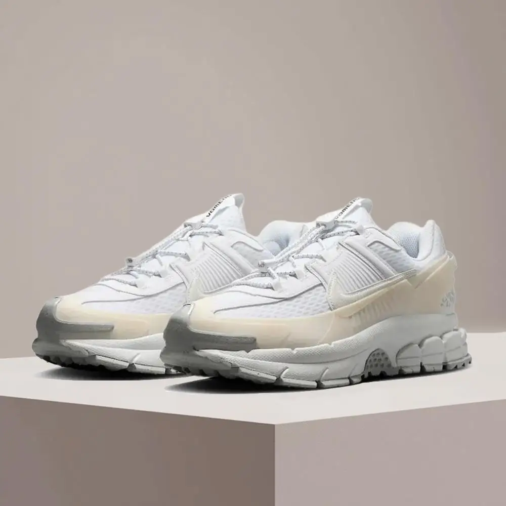 Мужские кроссовки Nike VOMERO ROAM: спортивные, удобные, нескользящие, прочные, легкие, стильные и универсальные HJ4646-100
Мужские кроссовки Nike VOMERO ROAM: спортивные, удобные, нескользящие, прочные, легкие, стильные и универсальные HJ4646-100