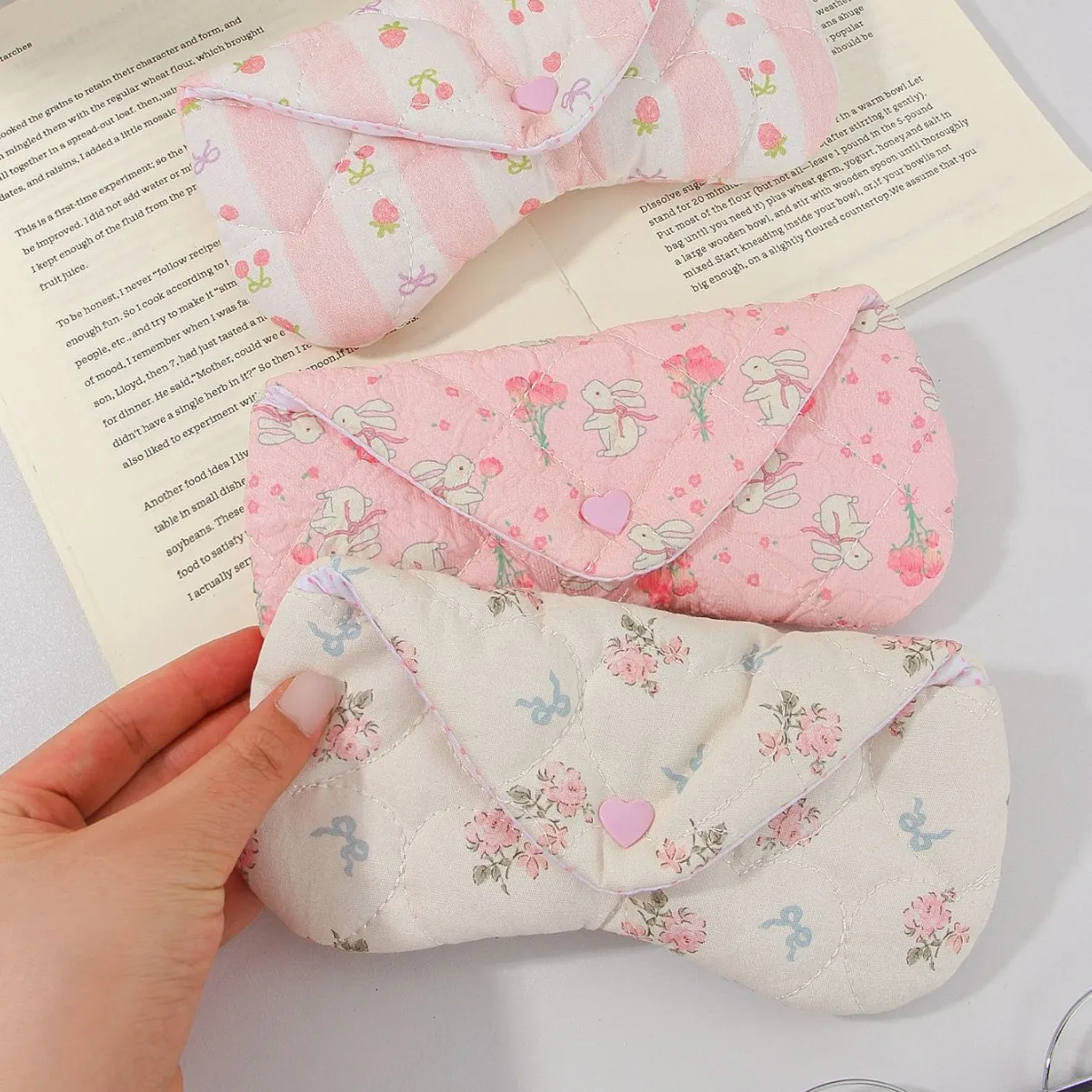 Soft Padded Eyewear Bag Kawaii Quilted Glasses Case Floral Sunglasses Pouch Floral Strawberry Eyeglass Bag For Storage For Daily
Soft Padded Eyewear Bag Kawaii Quilted Glasses Case Floral Sunglasses Pouch Floral Strawberry Eyeglass Bag For Storage For Daily