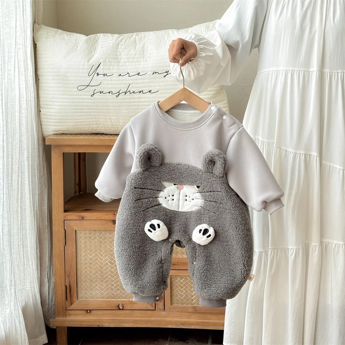 Комбинезон с капюшоном из мультфильма для детей 0-2 лет, детский костюм для скалолазания, милая и плюшевая толстовка с капюшоном, супер милая корейская версия одежды для малышей
Комбинезон с капюшоном из мультфильма для детей 0-2 лет, детский костюм для скалолазания, милая и плюшевая толстовка с капюшоном, супер милая корейская версия одежды для малышей