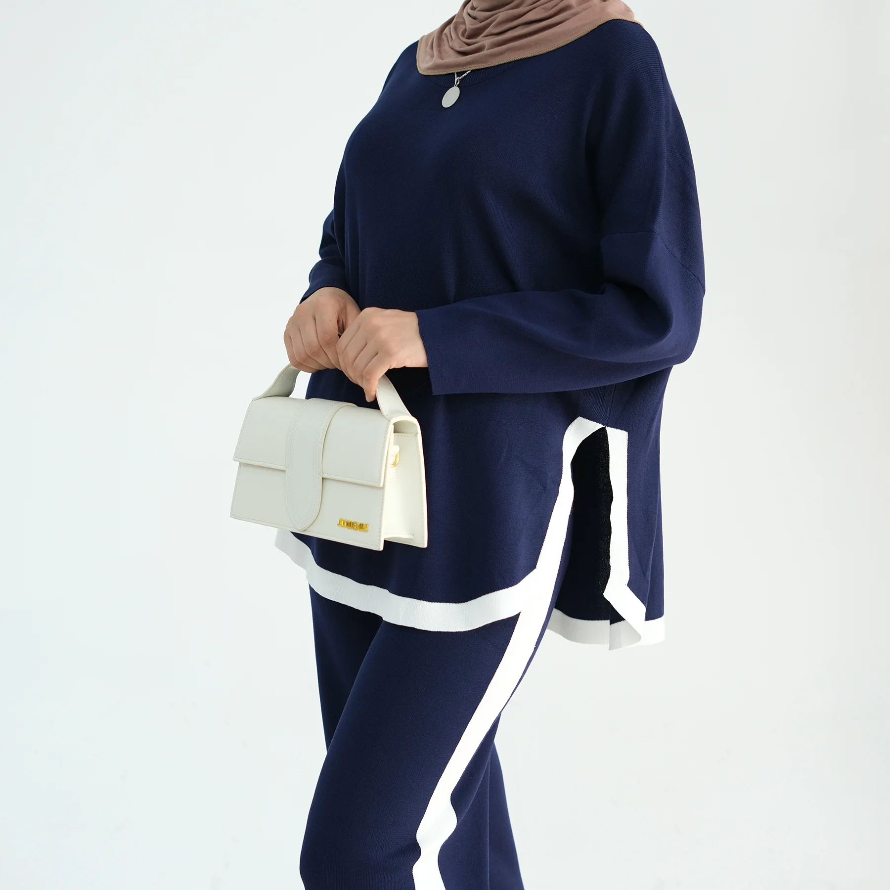 2 Piece Set Middle East Muslim Women Clothing 2024 Dubai Top and Pants Suits Islam Clothes Plain Turkey Loose Casual Arab Outfit
2 Piece Set Middle East Muslim Women Clothing 2024 Dubai Top and Pants Suits Islam Clothes Plain Turkey Loose Casual Arab Outfit