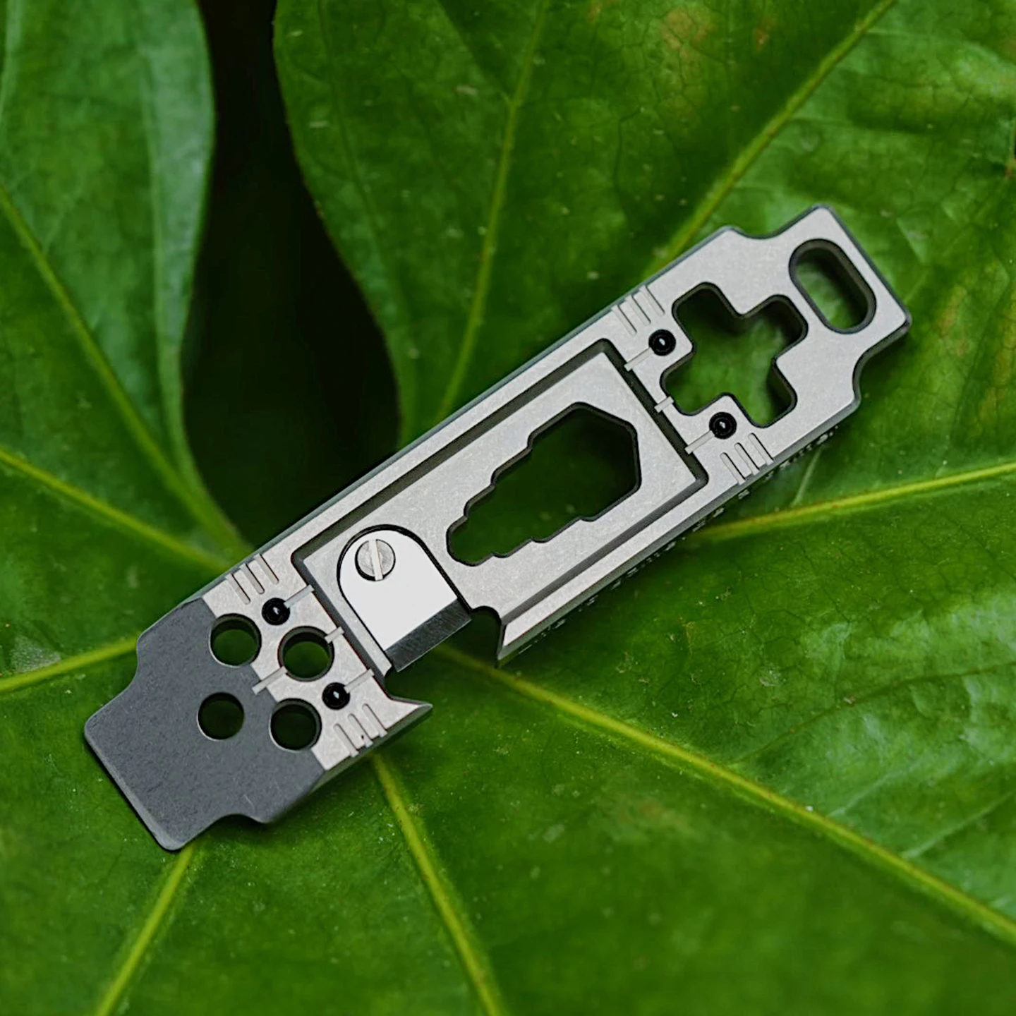 Gamer Titanium Alloy Multi-Functional Pry Bar Portable Outdoor EDC Tool Metal Screwdriver
Gamer Titanium Alloy Multi-Functional Pry Bar Portable Outdoor EDC Tool Metal Screwdriver