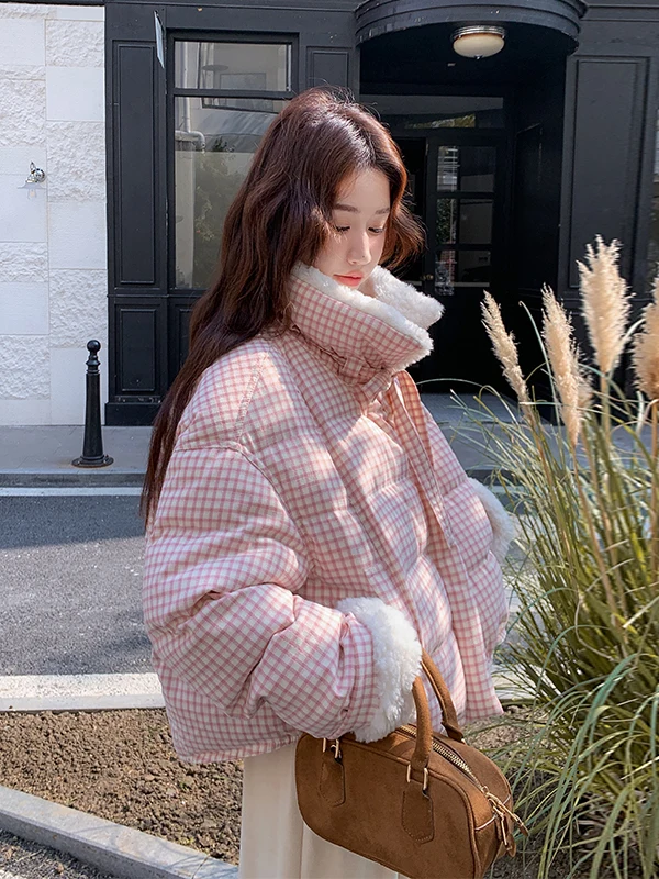 Женская зимняя модная куртка Princ Sle ort розового цвета в клетку с воротником из овечьего меха, теплая, из экологически чистых материалов
Женская зимняя модная куртка Princ Sle ort розового цвета в клетку с воротником из овечьего меха, теплая, из экологически чистых материалов