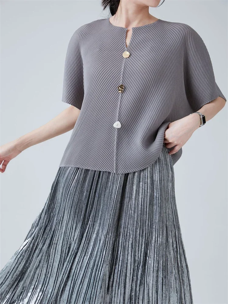 ALSEY Miyake модный повседневный плиссированный женский однотонный однобортный топ с круглым вырезом и короткими рукавами, новинка 2023 года, летняя одежда 
ALSEY Miyake модный повседневный плиссированный женский однотонный однобортный топ с круглым вырезом и короткими рукавами, новинка 2023 года, летняя одежда
