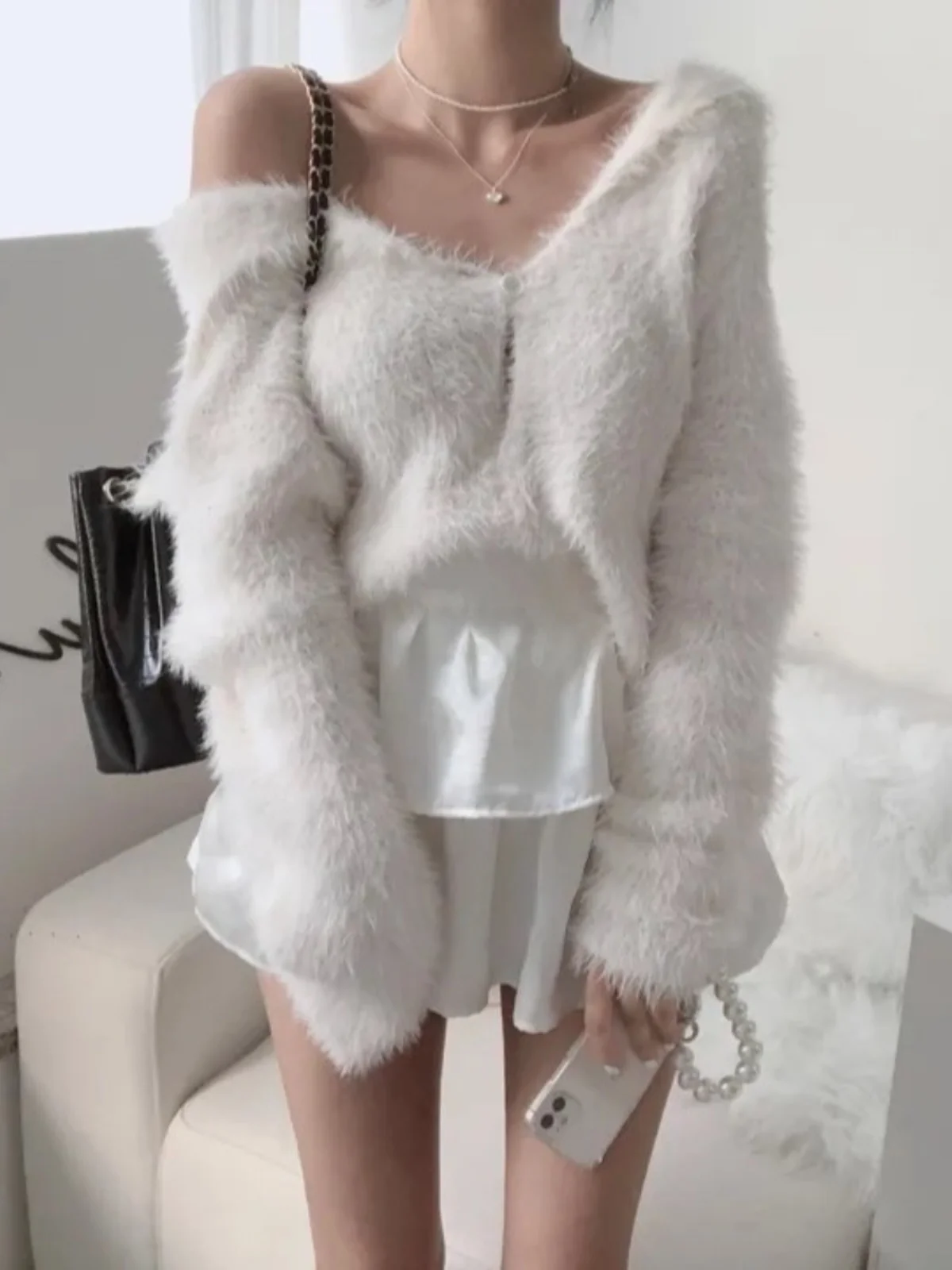 Dongda Gate 2024 Autumn Winter New Pure Color Large Collar Buttoned Faux Mink Versatile Knitted Top Women's Faion Sweater
Dongda Gate 2024 Autumn Winter New Pure Color Large Collar Buttoned Faux Mink Versatile Knitted Top Women's Faion Sweater