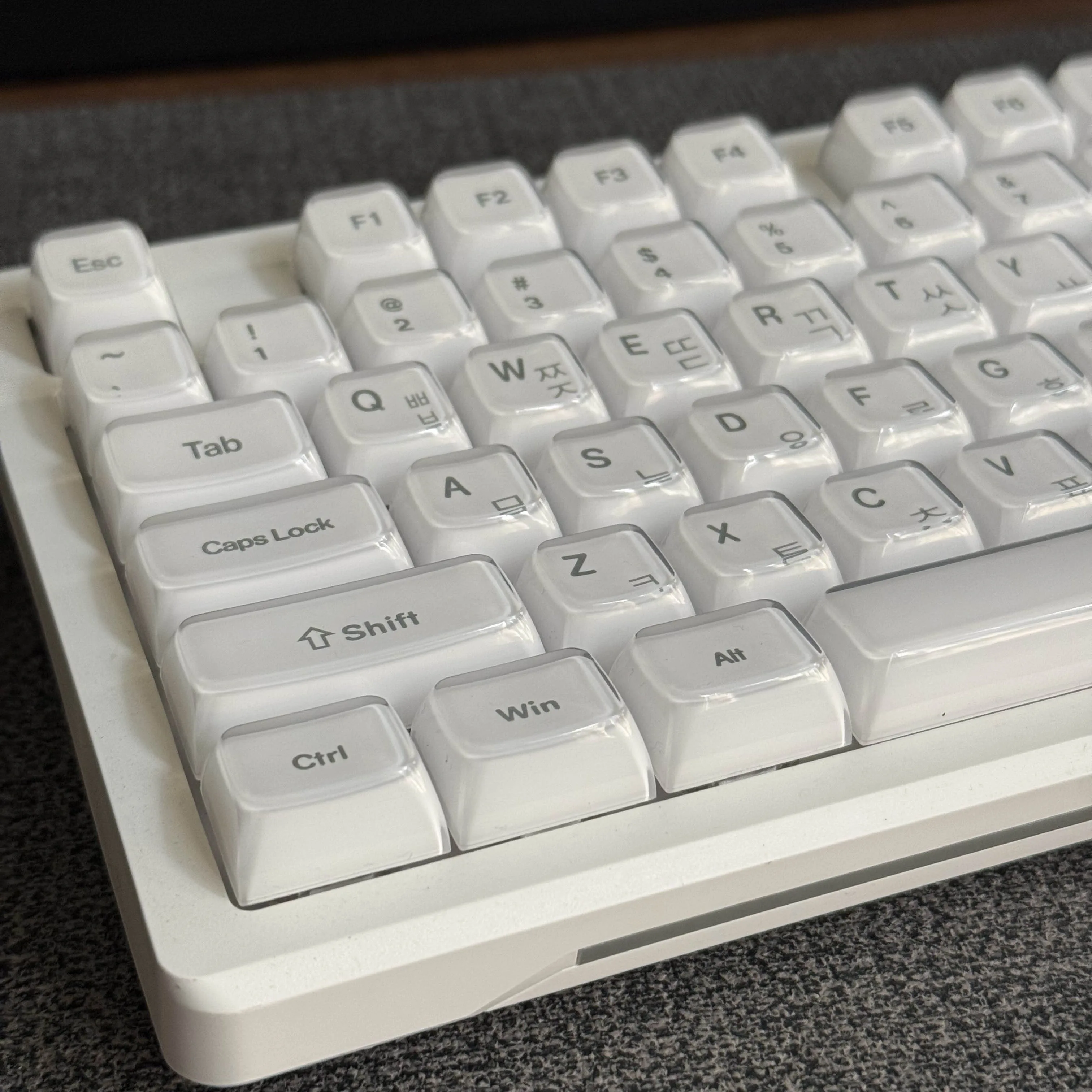 Crystal Jelly White Keycaps 60% Hangul Korean English Russian Pink Blue Key Caps for 61 64 68 75 87 98 Mechanical Keyboard
Crystal Jelly White Keycaps 60% Hangul Korean English Russian Pink Blue Key Caps for 61 64 68 75 87 98 Mechanical Keyboard