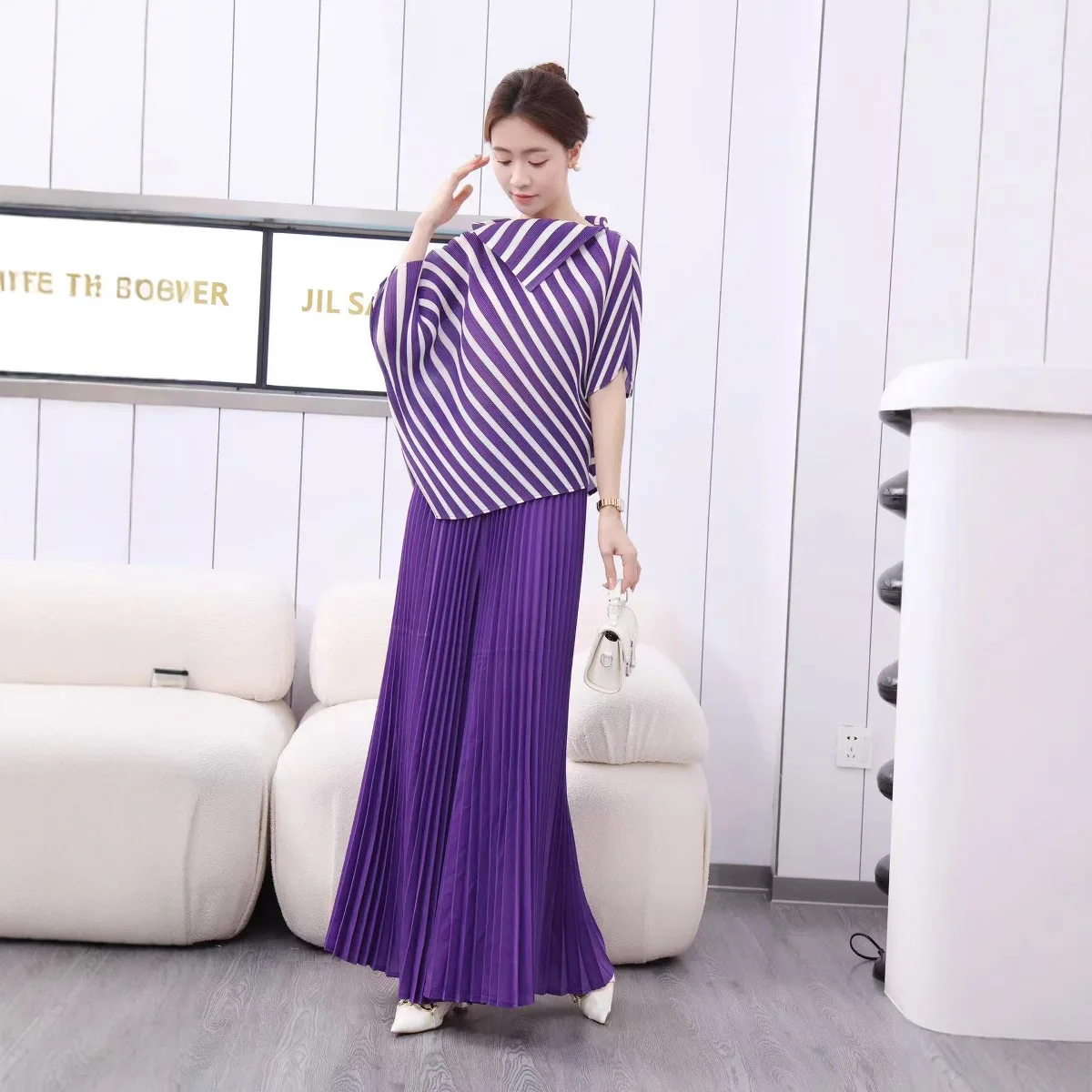 Miyake Folds 2024, осенний новый полосатый костюм, топ с рукавами «летучая мышь» + брюки, модная нишевая женская одежда высокого класса, комплект из двух предметов
Miyake Folds 2024, осенний новый полосатый костюм, топ с рукавами «летучая мышь» + брюки, модная нишевая женская одежда высокого класса, комплект из двух предметов
