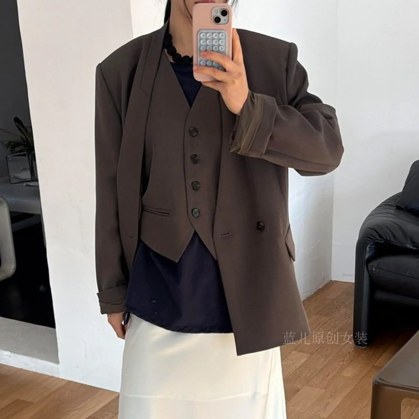 SuperAen Women's 2026 Spring and Autumn New Korean Style Fashion Loose Casual Patchwork Vest Design Suit V-neck Casual Jackets
SuperAen Women's 2026 Spring and Autumn New Korean Style Fashion Loose Casual Patchwork Vest Design Suit V-neck Casual Jackets