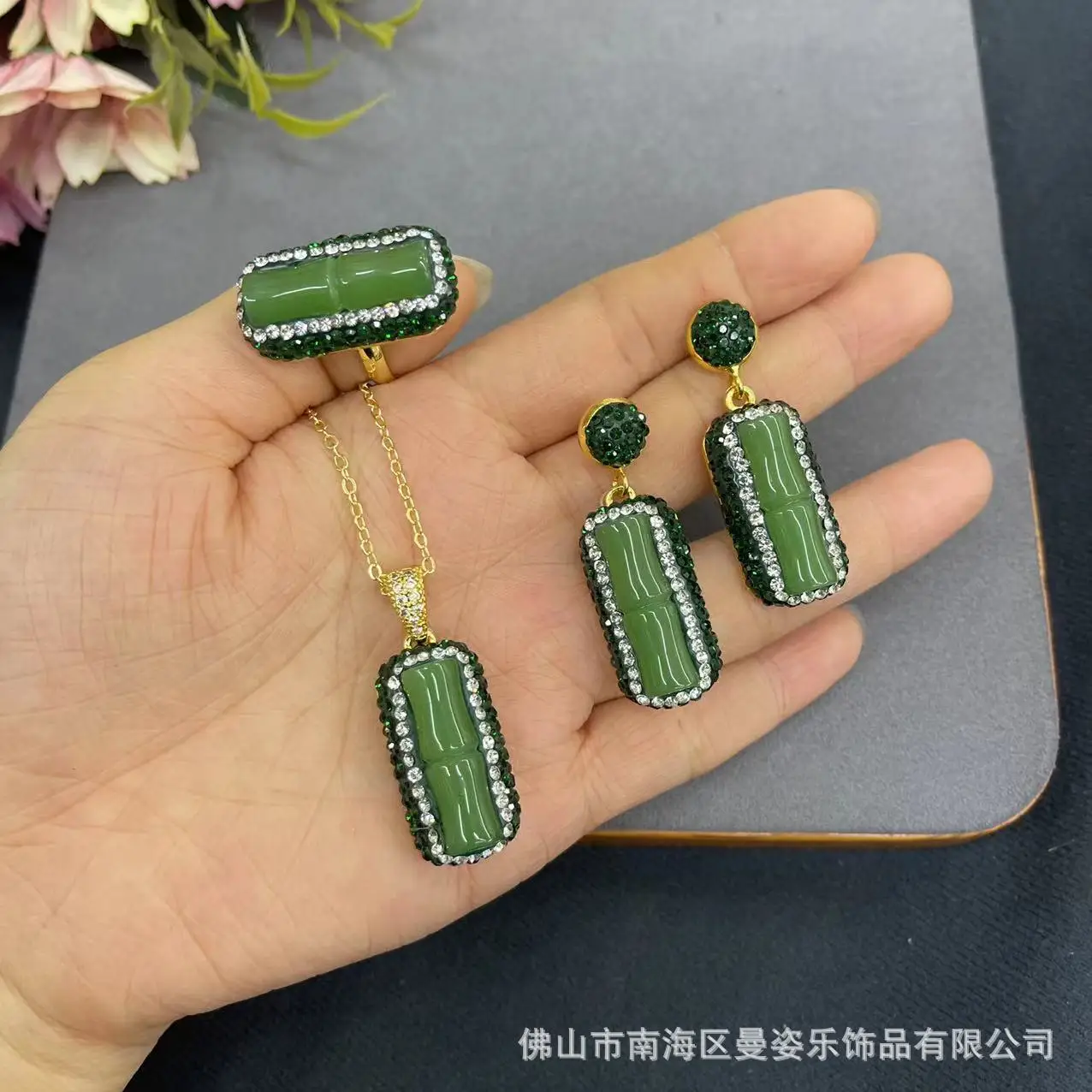 Ore Festival turquoise exquisite three-piece medieval jewelry set hot-selling original design pendant necklace earring ring
Ore Festival turquoise exquisite three-piece medieval jewelry set hot-selling original design pendant necklace earring ring