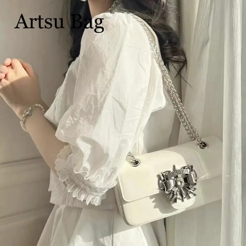 Luxury Design Women Bag New Fashion Trend Silver Metal Bow Chain Single Shoulder Handheld Versatile White Underarm Crossbody Bag
Luxury Design Women Bag New Fashion Trend Silver Metal Bow Chain Single Shoulder Handheld Versatile White Underarm Crossbody Bag