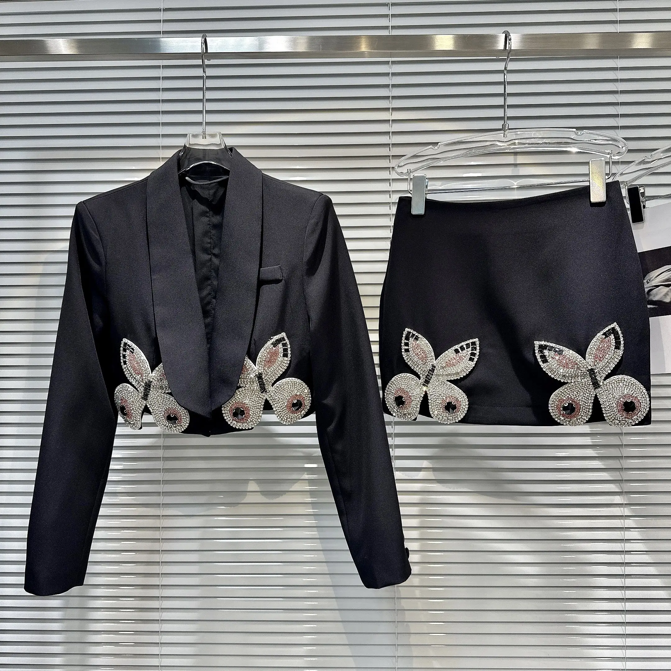 Faionable ort Oulder Pad Suit Set k Ele Lady Diamond Embellied Coat And Skirt Ensemble для женщин 
Faionable ort Oulder Pad Suit Set k Ele Lady Diamond Embellied Coat And Skirt Ensemble для женщин