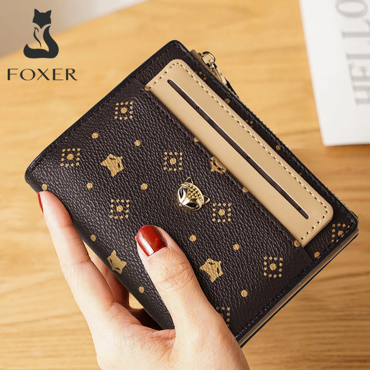 FOXER женский высококачественный кожаный держатель для карт из ПВХ, короткий кошелек 2025, новый модный клатч для монет, слот для нескольких карт, подарок для мамы, любовника
FOXER женский высококачественный кожаный держатель для карт из ПВХ, короткий кошелек 2025, новый модный клатч для монет, слот для нескольких карт, подарок для мамы, любовника
