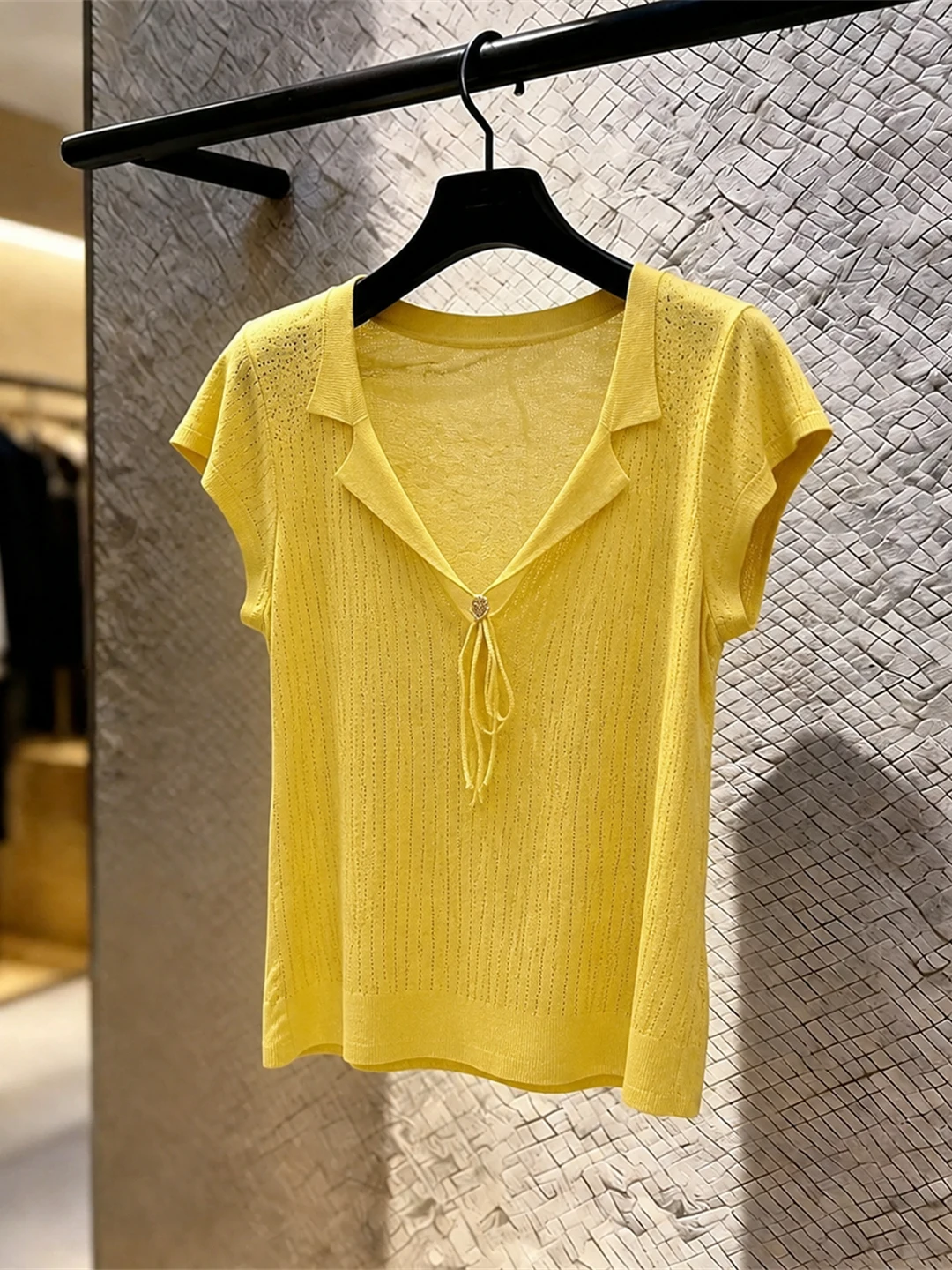 Slimming Short Sleeve V-Neck Knitted T-Shirt Casual Style Korean Fashion Summer Top Comfortable Breathable Straight Cut Design
Slimming Short Sleeve V-Neck Knitted T-Shirt Casual Style Korean Fashion Summer Top Comfortable Breathable Straight Cut Design
