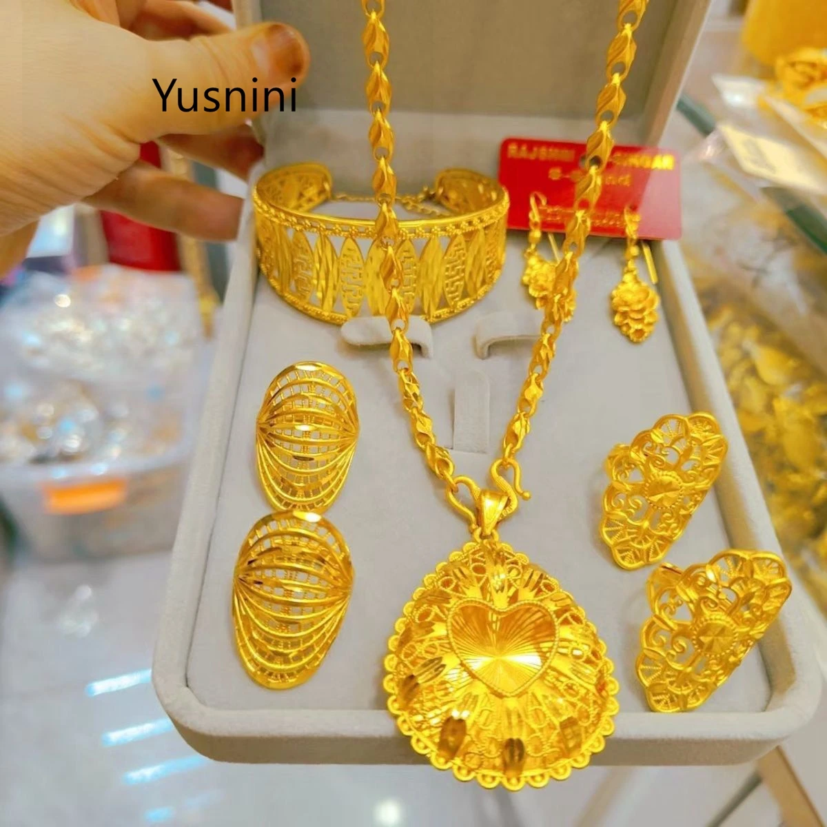 Новый модный ювелирный набор из Дубая с позолотой 24K: колье, кольцо, серьги, браслет. Изысканный комплект для помолвки и вечеринок для влюбленных.
Новый модный ювелирный набор из Дубая с позолотой 24K: колье, кольцо, серьги, браслет. Изысканный комплект для помолвки и вечеринок для влюбленных.