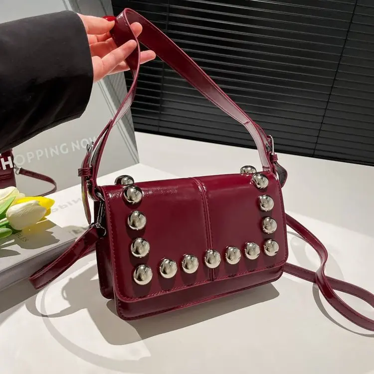 Квадратная сумка с вышивкой и шипами, роскошный женский кошелек на плечо, минималистичная сумка через плечо, текстурированная сумка «день-ночь», шикарная сумка на слинге
Квадратная сумка с вышивкой и шипами, роскошный женский кошелек на плечо, минималистичная сумка через плечо, текстурированная сумка «день-ночь», шикарная сумка на слинге 