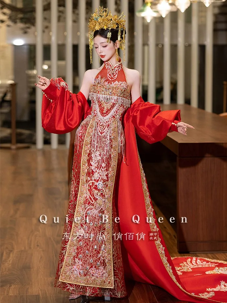 A new Chinese-style cheongsam with long tail shawl and traditional Chinese style wedding dress for returning home
A new Chinese-style cheongsam with long tail shawl and traditional Chinese style wedding dress for returning home