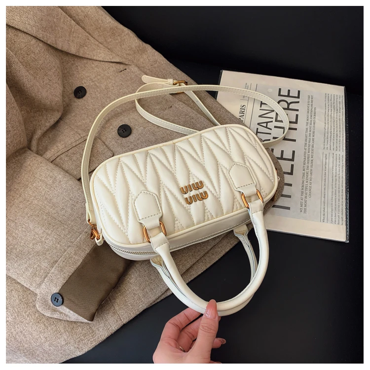 Модная и уникальная сумка для подгузников со стильным дизайном, которая делает мамы заметными, когда они заботятся о своих малышах.
Модная и уникальная сумка для подгузников со стильным дизайном, которая делает мамы заметными, когда они заботятся о своих малышах.