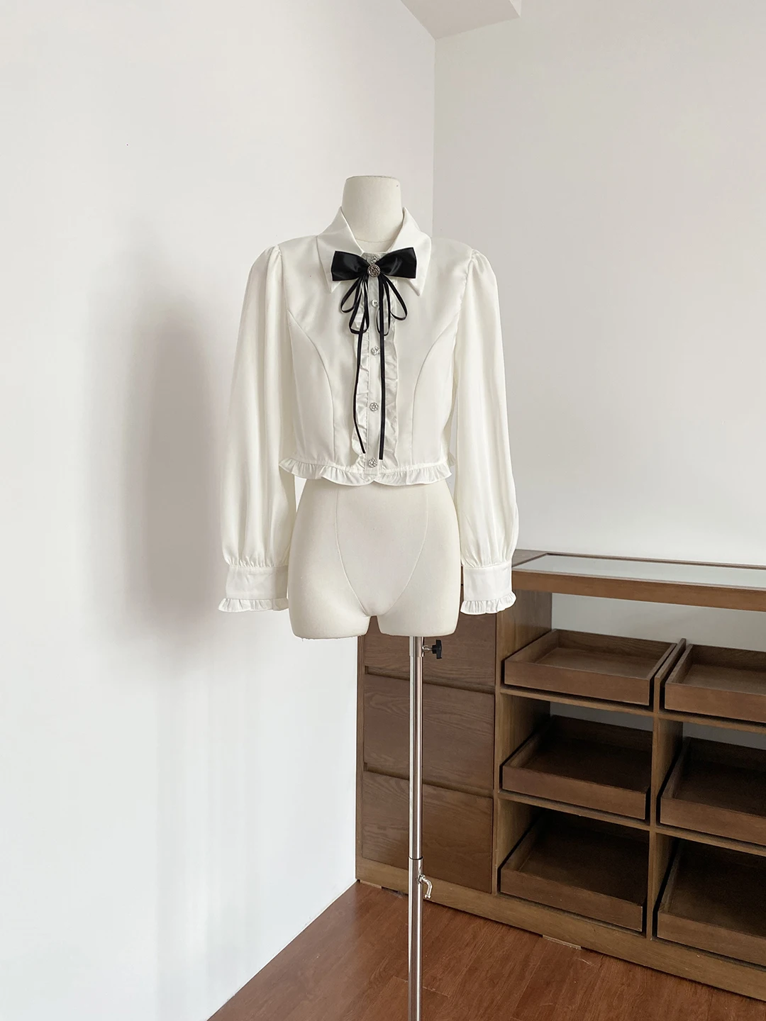 Sweet Knot Wooden Long Sleeve Short Shirt Women's Commute Style Slimming Versatile Spring Summer Professional Top
Sweet Knot Wooden Long Sleeve Short Shirt Women's Commute Style Slimming Versatile Spring Summer Professional Top