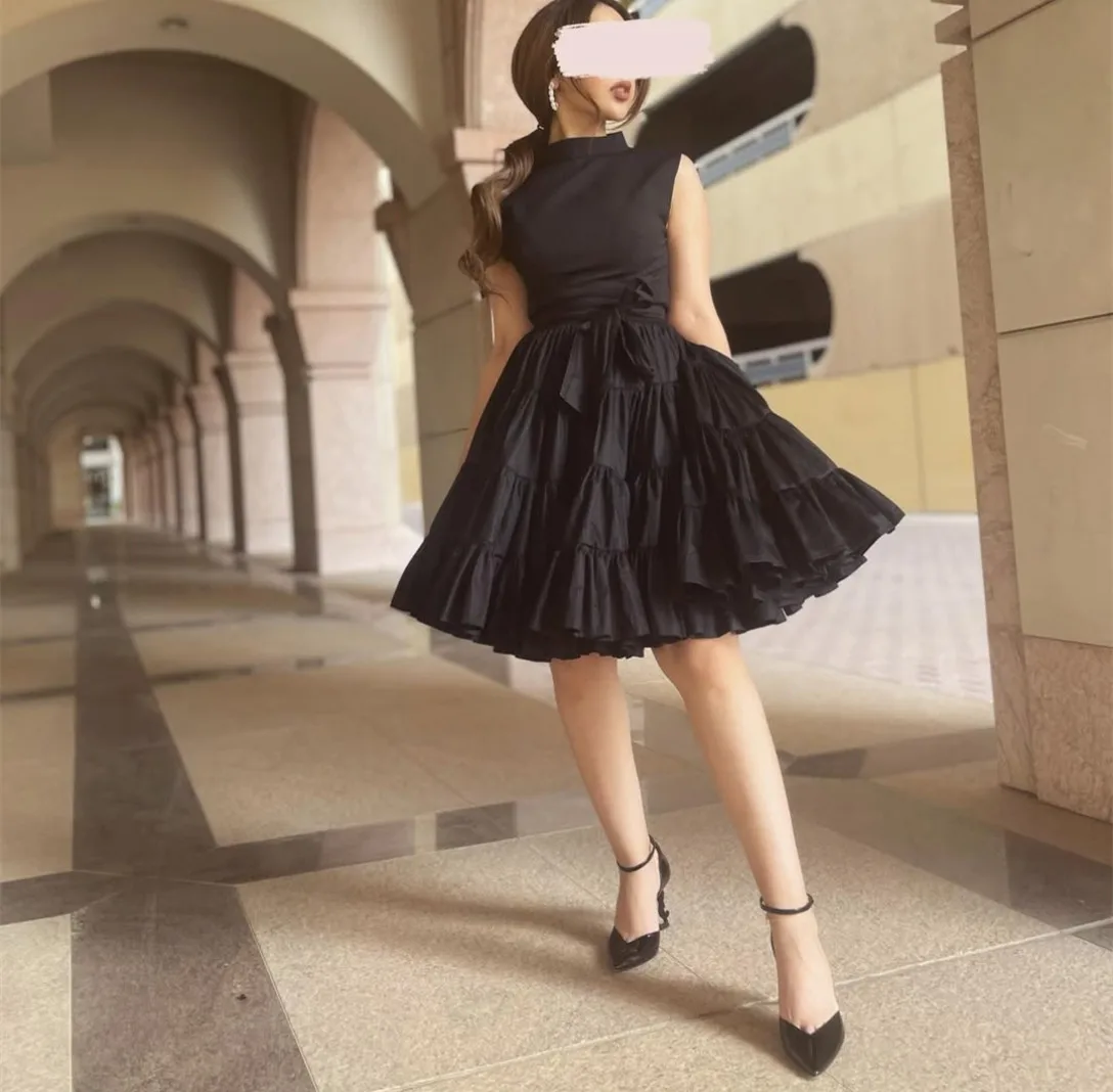 Customized Short Crepe Black Evening Dresses with Ruffles A-Line High Neck Taffeta فساتين سهرة Knee Length Prom Dress for Eid
Customized Short Crepe Black Evening Dresses with Ruffles A-Line High Neck Taffeta فساتين سهرة Knee Length Prom Dress for Eid
