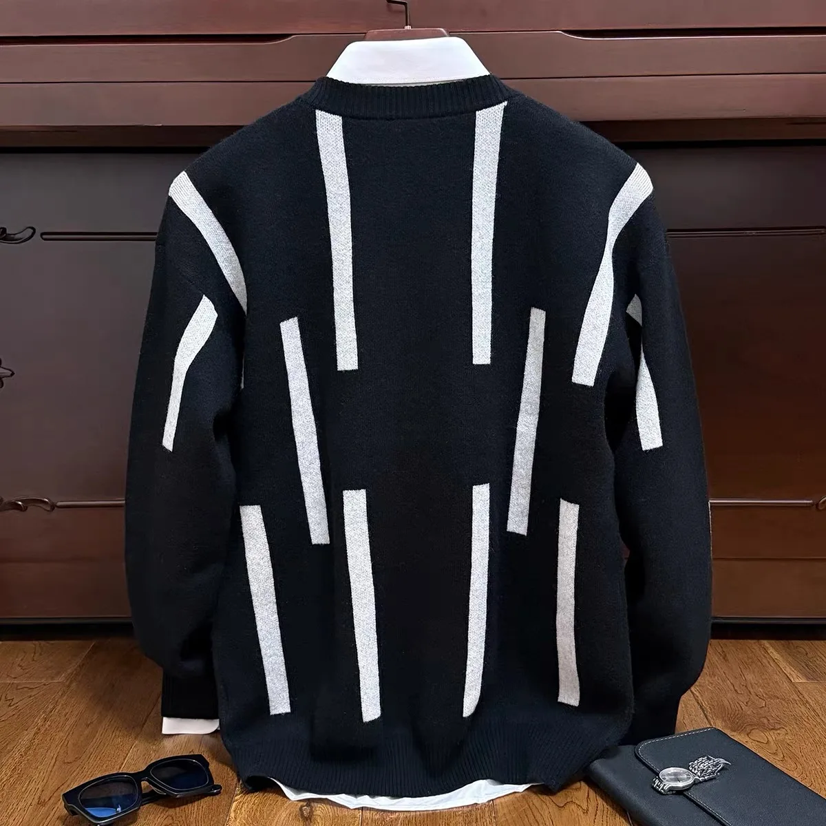 Winter new V-neck men's 100% pure cashmere cardigan thickened fashion color matching striped sweater.
Winter new V-neck men's 100% pure cashmere cardigan thickened fashion color matching striped sweater.
