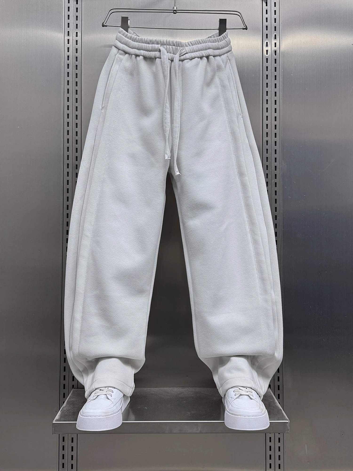 Retro American Casual Loose Straight Leg Pants Autumn Winter New Sle Faionable Brand Men's Wide Leg Sports Sweatpants
Retro American Casual Loose Straight Leg Pants Autumn Winter New Sle Faionable Brand Men's Wide Leg Sports Sweatpants