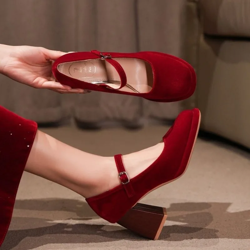 Новые женские туфли на высоком каблуке с круглым носком, французская платформа с одной пряжкой, одинарный каблук Мэри Джейн
Новые женские туфли на высоком каблуке с круглым носком, французская платформа с одной пряжкой, одинарный каблук Мэри Джейн