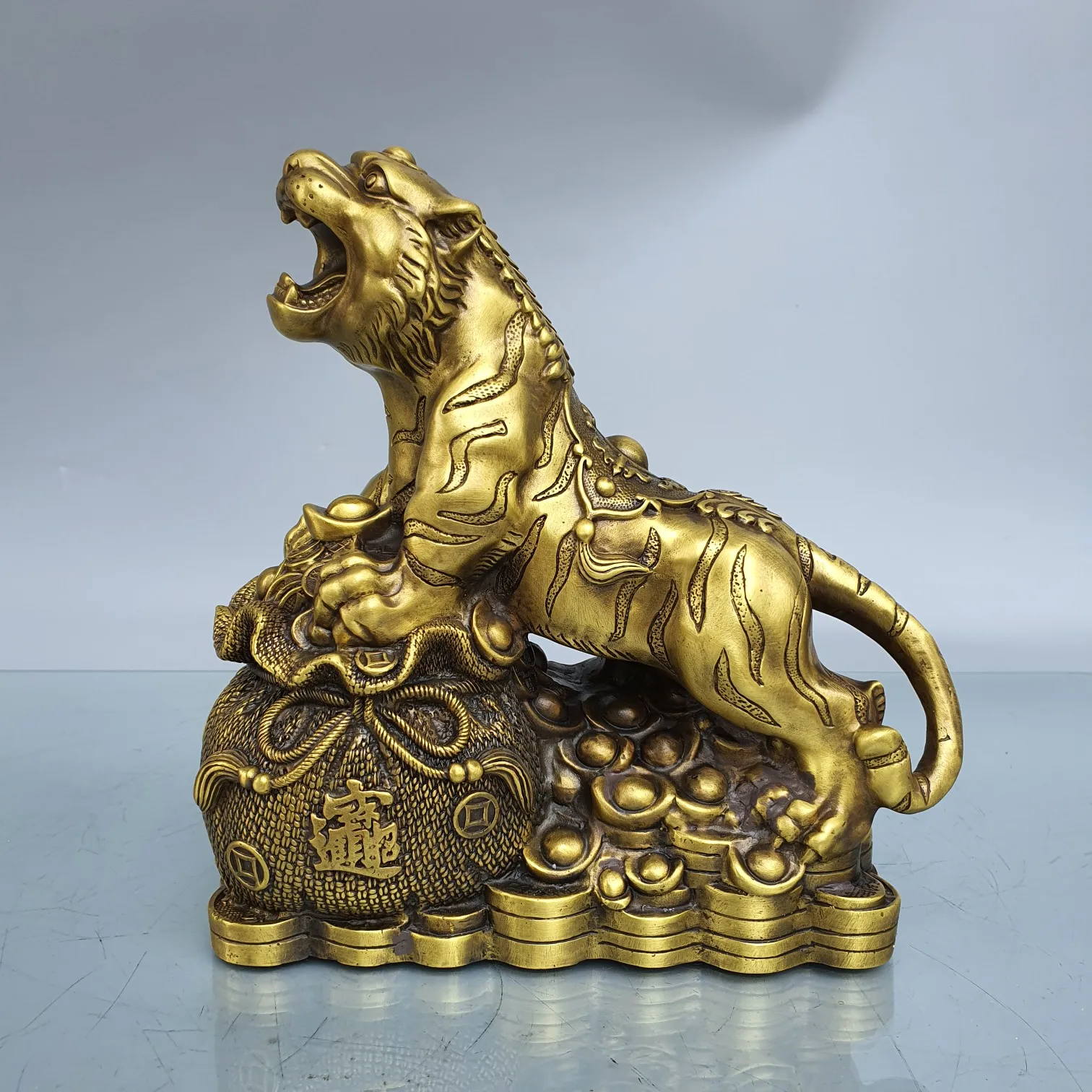 9"Tibetan Temple Collection Old Brass Tiger Statue Treasure Bowl Yuanbao Coins Tiger Gather fortune ornament Town house Exorcism
9"Tibetan Temple Collection Old Brass Tiger Statue Treasure Bowl Yuanbao Coins Tiger Gather fortune ornament Town house Exorcism