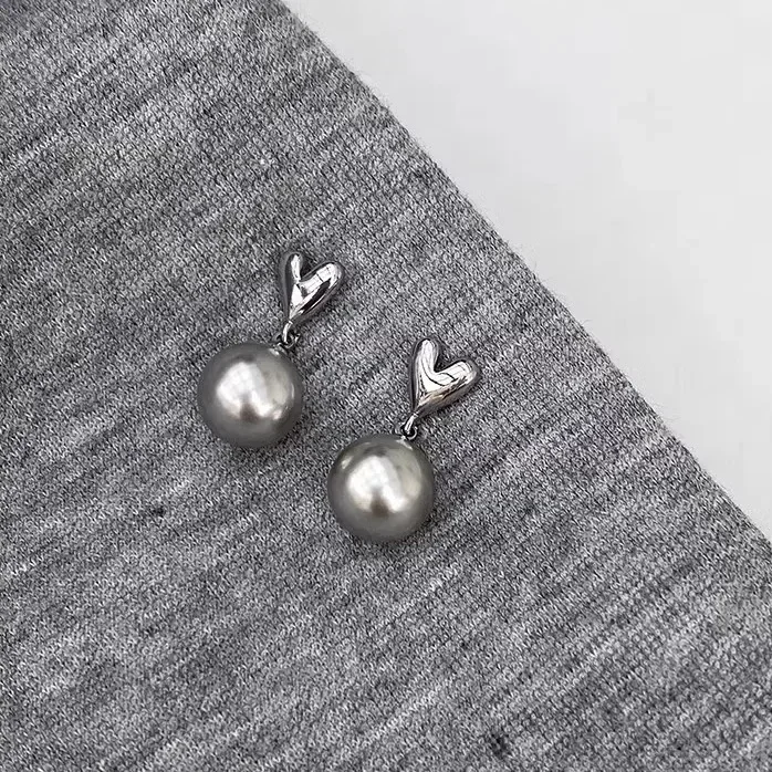 Pure silver heart-shaped grey pearl earrings with a cool and minimalist design for women
Pure silver heart-shaped grey pearl earrings with a cool and minimalist design for women