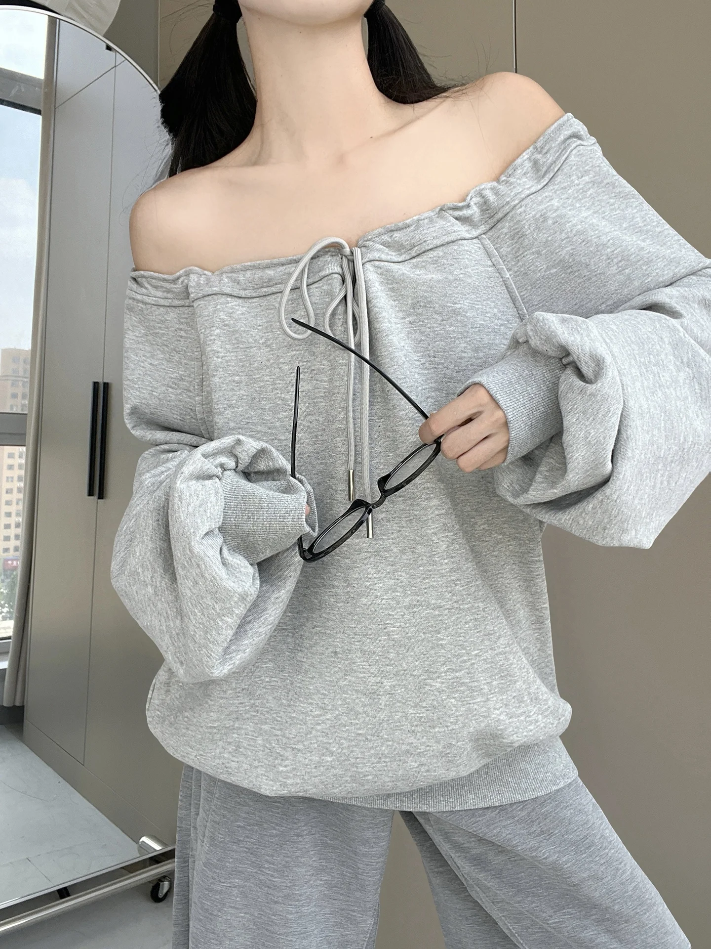 MianCun Trendy Shoulder Bared Hoodie Women's Long Sleeve Drawstring Loose Fit Fashionable Street Style Casual Top
MianCun Trendy Shoulder Bared Hoodie Women's Long Sleeve Drawstring Loose Fit Fashionable Street Style Casual Top