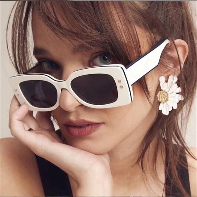 Retro square sunglasses with a large frame for women to dress up, UV resistant and sun resistant luxury glasses
Retro square sunglasses with a large frame for women to dress up, UV resistant and sun resistant luxury glasses