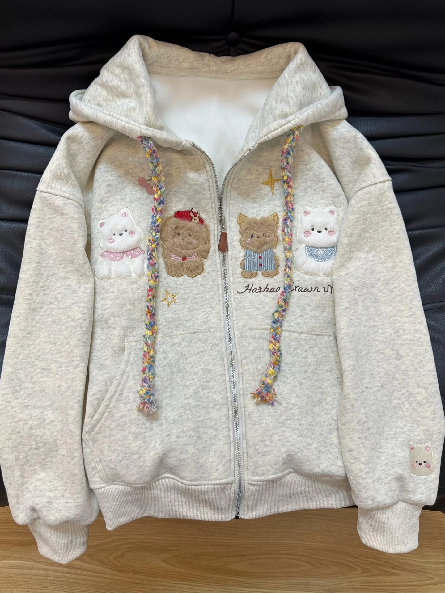 Cute Little Dog Embroidered Fce Lined Hooded Open Cardigan Sweatirt Women Anti Aging Whitening Thiened Zipper Jaet
Cute Little Dog Embroidered Fce Lined Hooded Open Cardigan Sweatirt Women Anti Aging Whitening Thiened Zipper Jaet