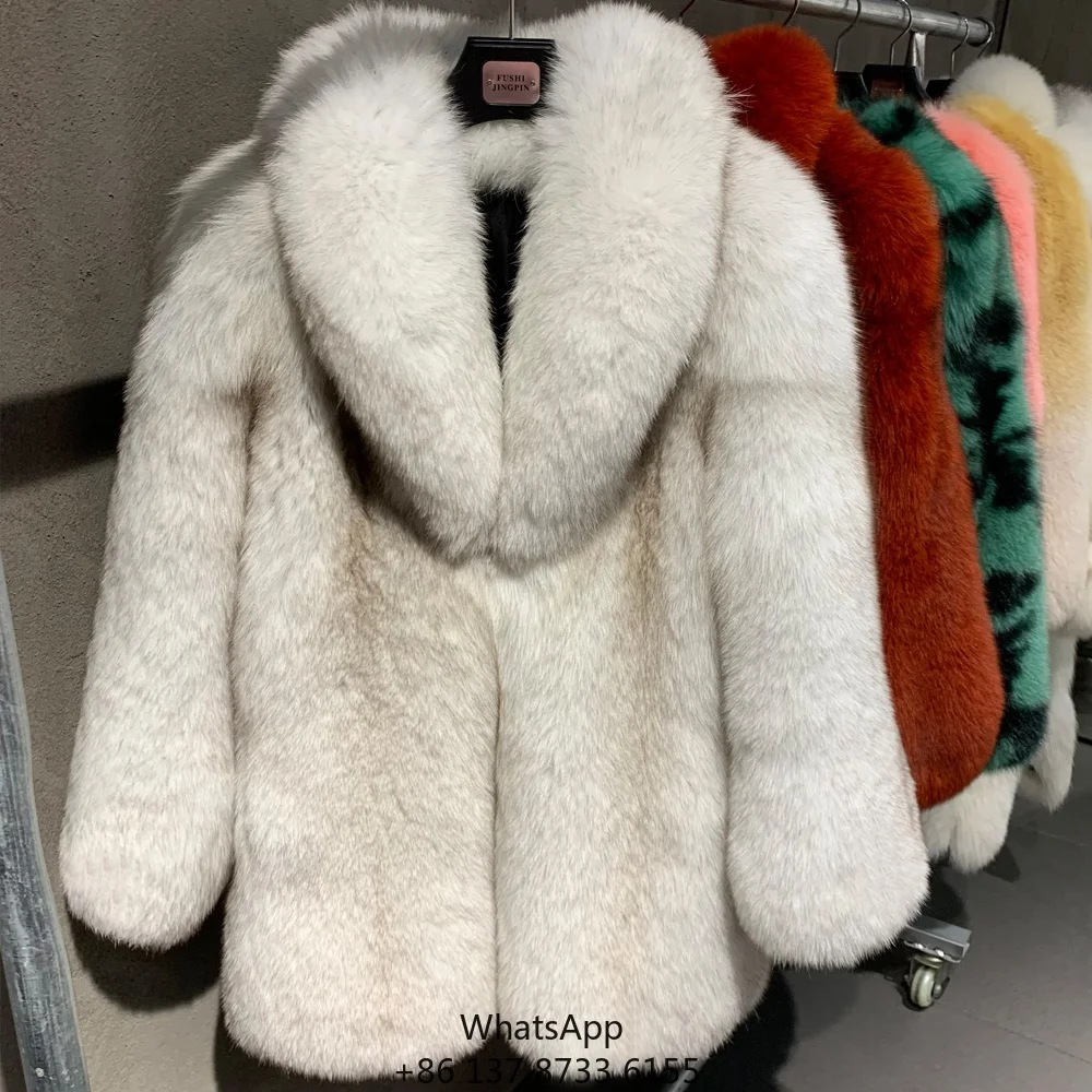 Женское пальто из натурального меха лисы с длинными рукавами и воротником-стойкой
Женское пальто из натурального меха лисы с длинными рукавами и воротником-стойкой