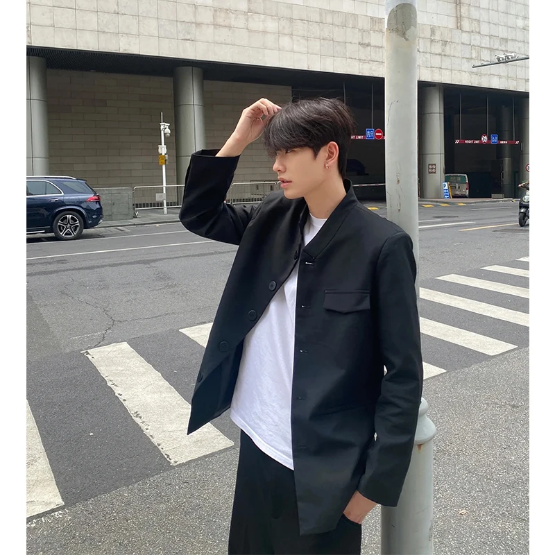 Новый мужской пиджак в китайском стиле с воротником-стойкой, премиум-класса, с подплечниками, модный брендовый, элегантный, в стиле Чжуншань, для западной церемониальной одежды
Новый мужской пиджак в китайском стиле с воротником-стойкой, премиум-класса, с подплечниками, модный брендовый, элегантный, в стиле Чжуншань, для западной церемониальной одежды