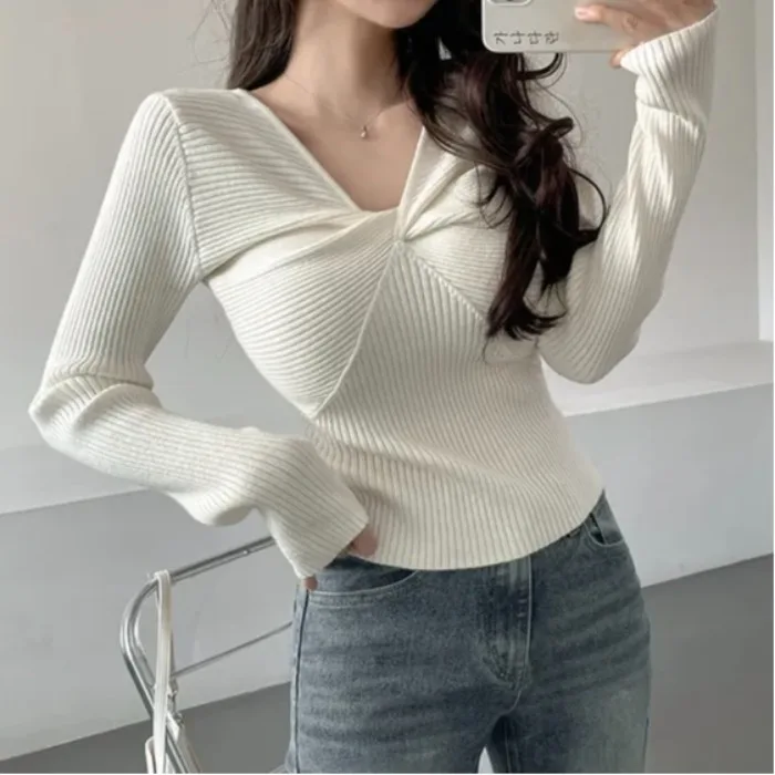 Chic V-Neck Knitted Top Women's Slim Fit Long Sleeve Base Layer Knot Design Comfortable Soft Korean Style Commute Fashion
Chic V-Neck Knitted Top Women's Slim Fit Long Sleeve Base Layer Knot Design Comfortable Soft Korean Style Commute Fashion