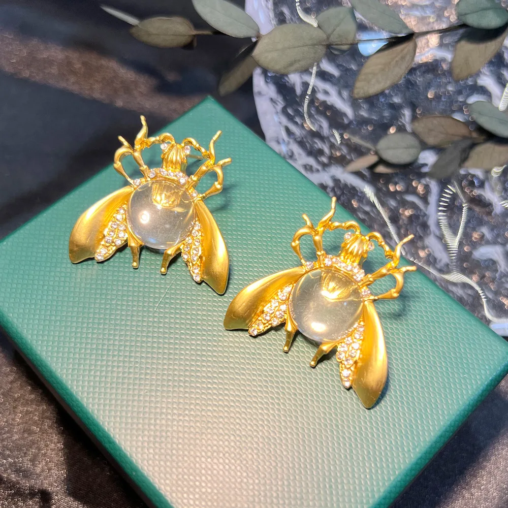 Реплика винтажных серег с маркировкой, серьги с маленькой пчелкой, горячая распродажа, позолоченные, винтажные, легкая роскошь, высокая мода, б/у.
Реплика винтажных серег с маркировкой, серьги с маленькой пчелкой, горячая распродажа, позолоченные, винтажные, легкая роскошь, высокая мода, б/у.