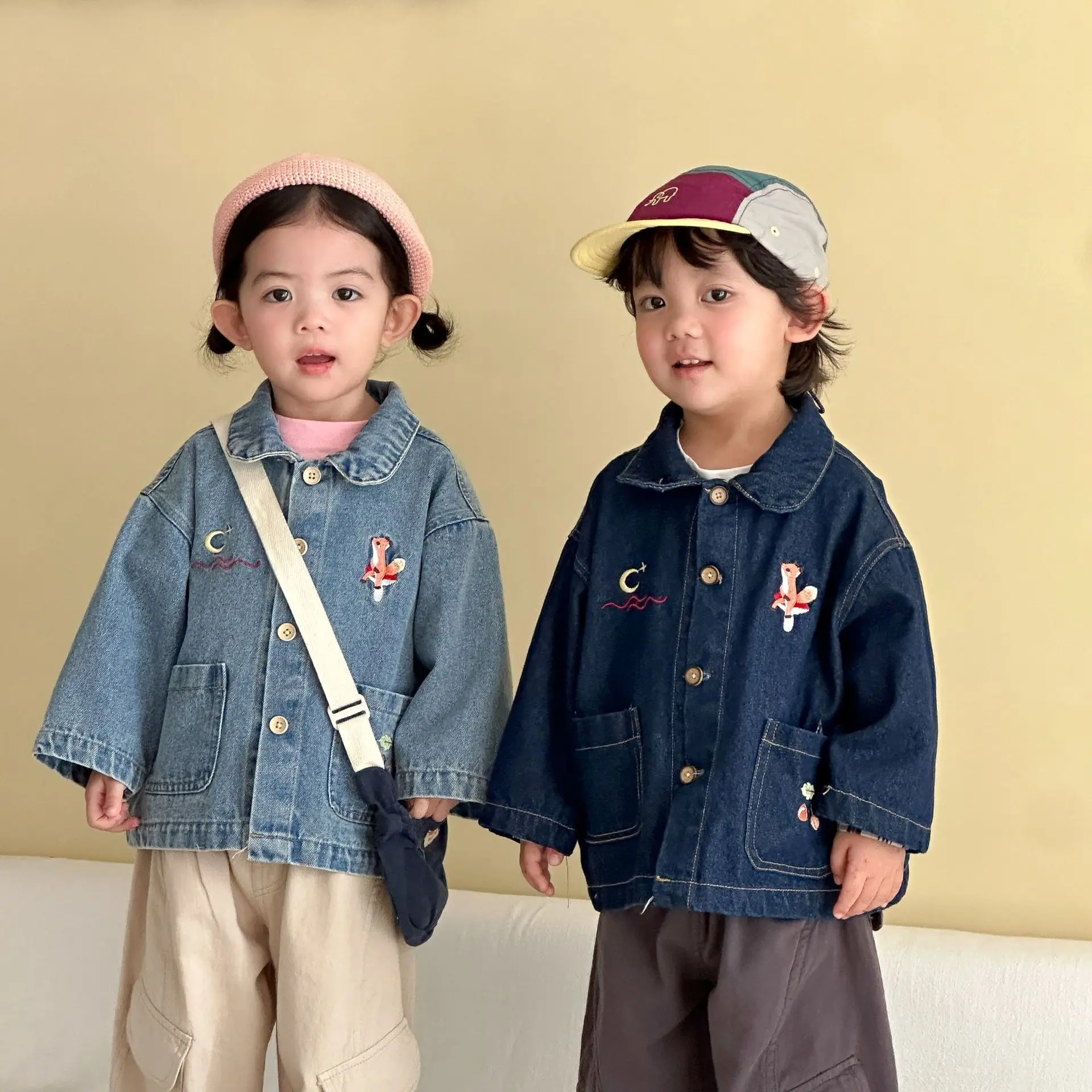2026 весеннее новое детское джинсовое пальто с длинными рукавами, куртка с лацканами для мальчиков, повседневный кардиган с мультяшной вышивкой для девочек, модная детская одежда
2026 весеннее новое детское джинсовое пальто с длинными рукавами, куртка с лацканами для мальчиков, повседневный кардиган с мультяшной вышивкой для девочек, модная детская одежда