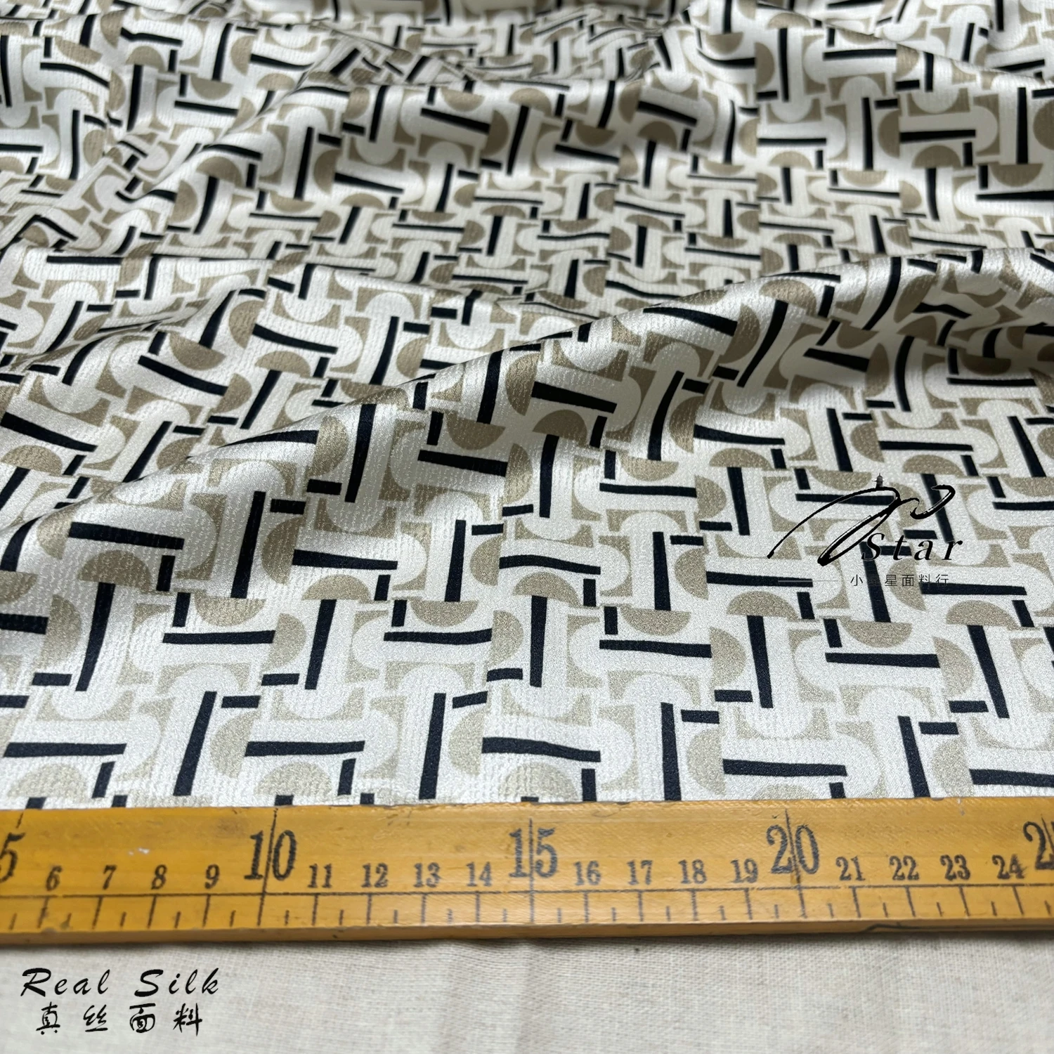 Beige Jacquard Geometric Pattern Real Silk Spandex Silk Satin Fabric Cheongsam Dress Satin Fabric Spring and Summer
Beige Jacquard Geometric Pattern Real Silk Spandex Silk Satin Fabric Cheongsam Dress Satin Fabric Spring and Summer