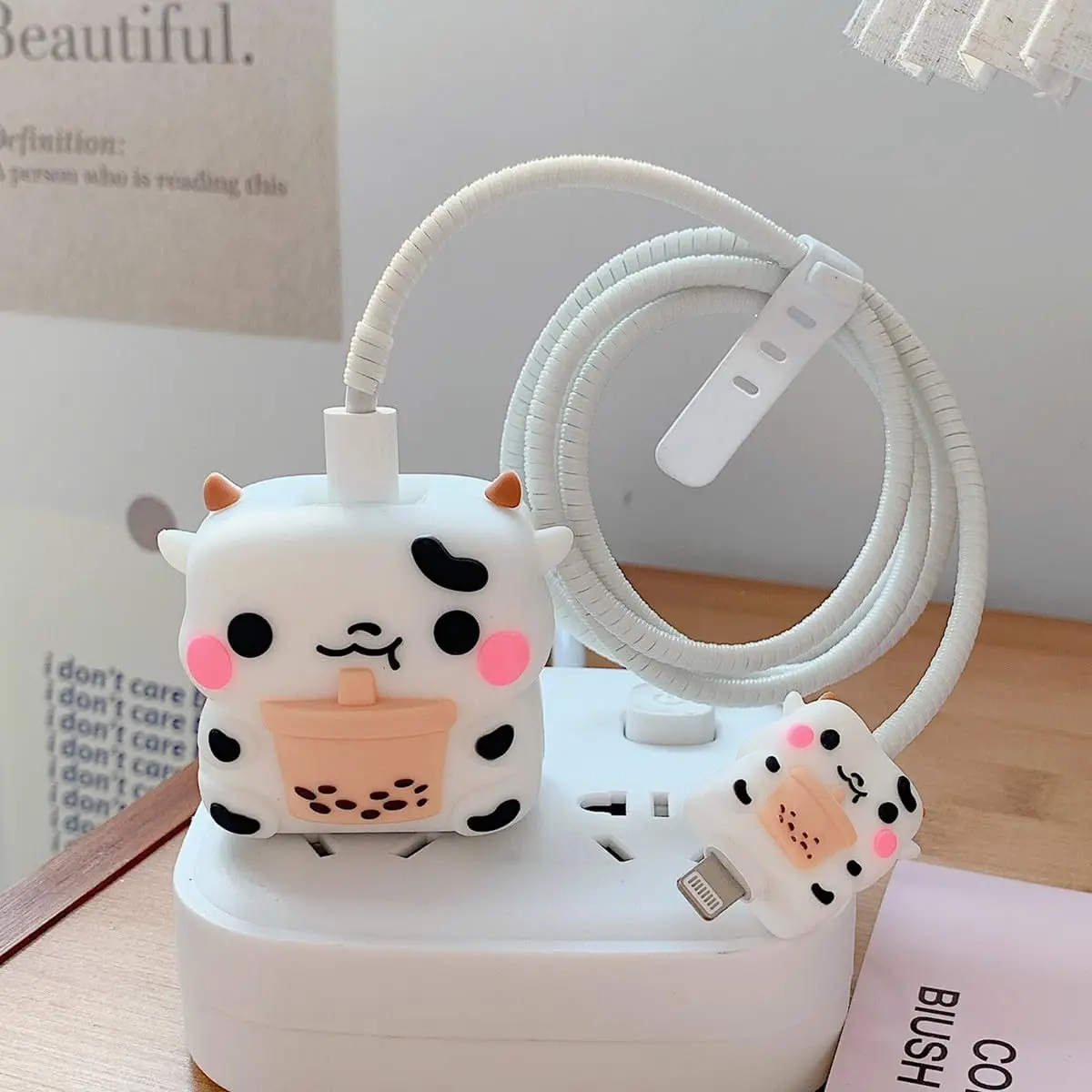 Чехол для зарядного устройства Kawaii с 3D мультяшным рисунком и защитным кабелем для адаптера USB-C iPhone 20 Вт, защитный чехол с милым дизайном коровы
Чехол для зарядного устройства Kawaii с 3D мультяшным рисунком и защитным кабелем для адаптера USB-C iPhone 20 Вт, защитный чехол с милым дизайном коровы