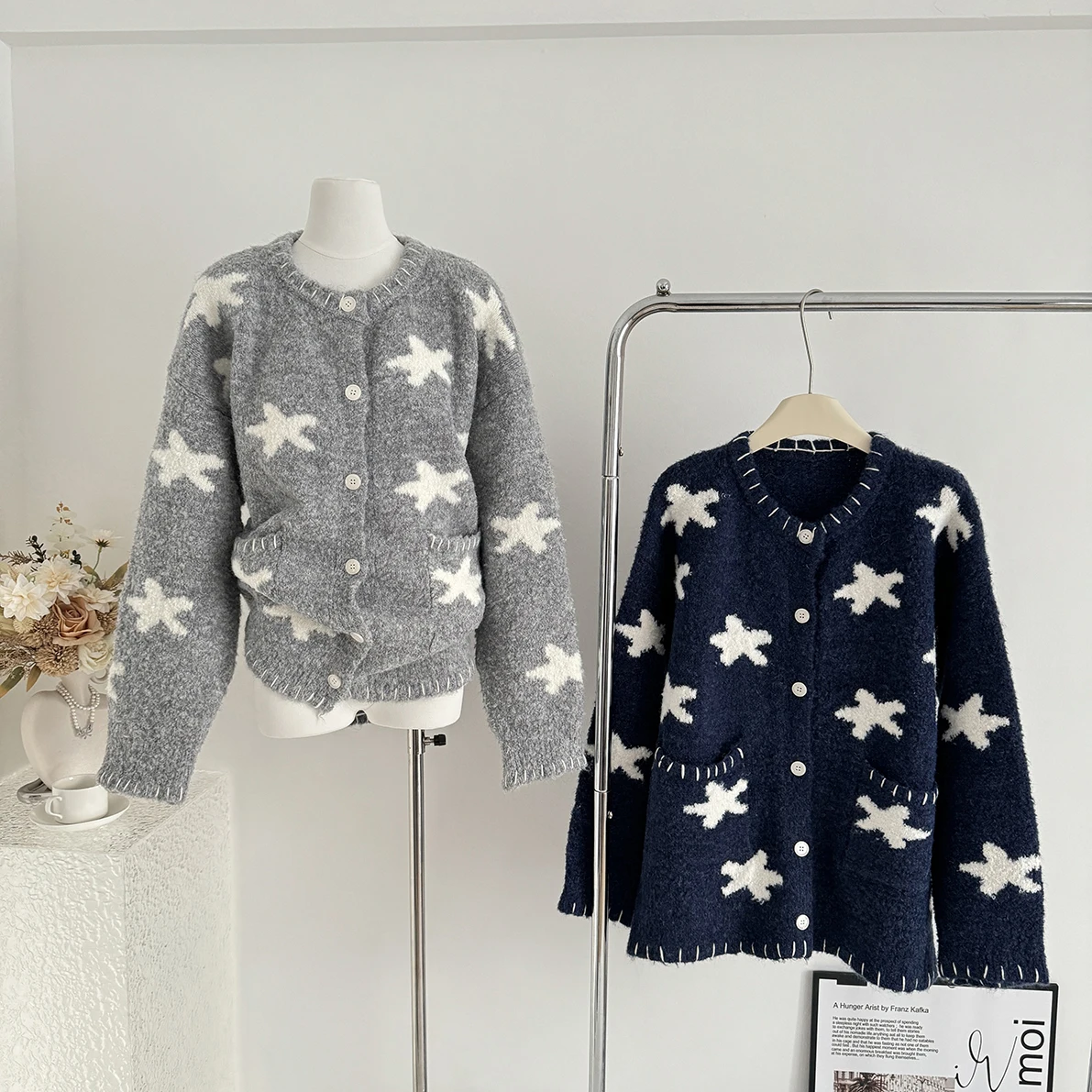Women's Autumn Winter Thick Warm Stars Print Long Sleeve Pockets Cardigan Lady O Neck Single Breasted Loose Cardigan Outwear
Women's Autumn Winter Thick Warm Stars Print Long Sleeve Pockets Cardigan Lady O Neck Single Breasted Loose Cardigan Outwear
