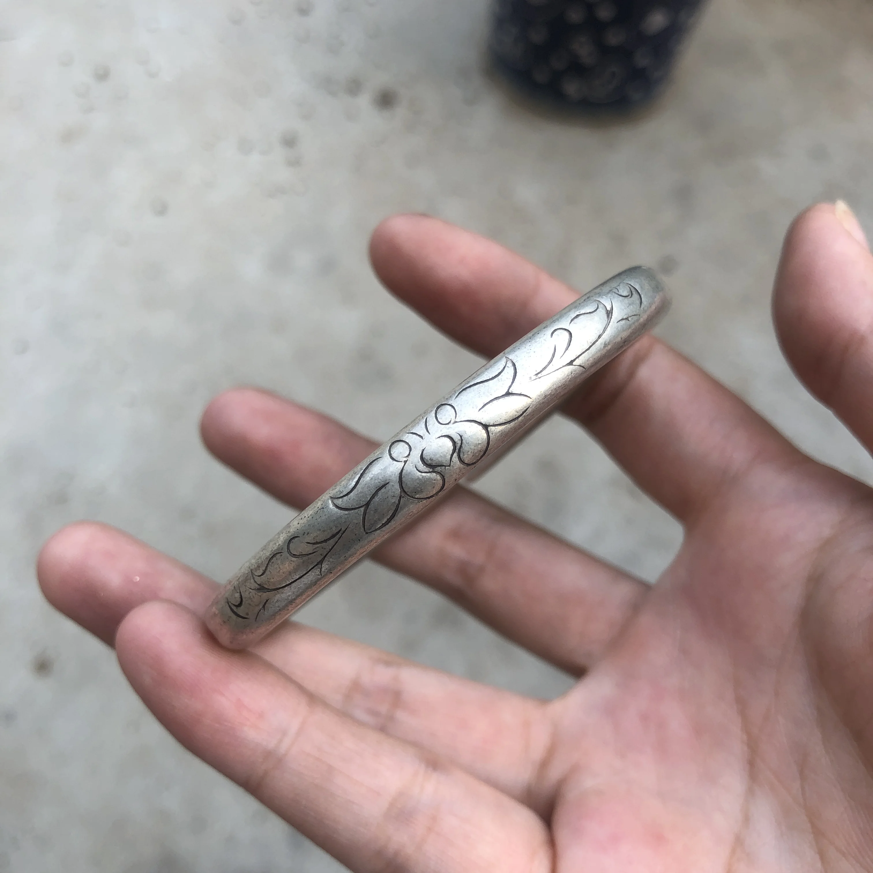 Vintage Chinese Hand‑Carved Flower Open Bangle Bracelet, Antique Silver‑Tone Etched Pattern Cuff Bangle, Retro Ethnic Style Wome
Vintage Chinese Hand‑Carved Flower Open Bangle Bracelet, Antique Silver‑Tone Etched Pattern Cuff Bangle, Retro Ethnic Style Wome