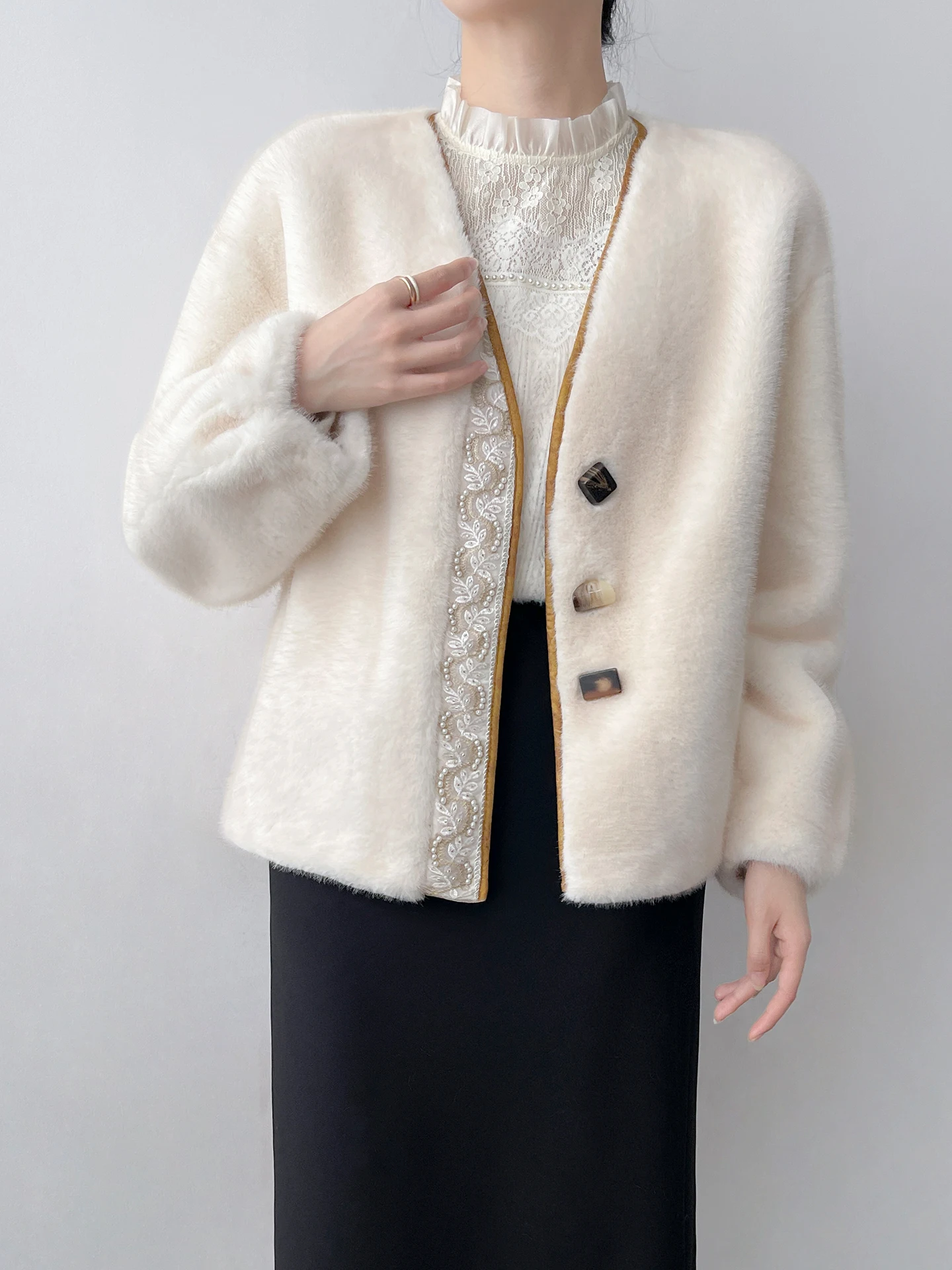 Korean Luxury Embroidery V-Ne Button Design Fur Coat Women Winter Small Size Straight Tube Sle Long Sve Warm Outerwear
Korean Luxury Embroidery V-Ne Button Design Fur Coat Women Winter Small Size Straight Tube Sle Long Sve Warm Outerwear