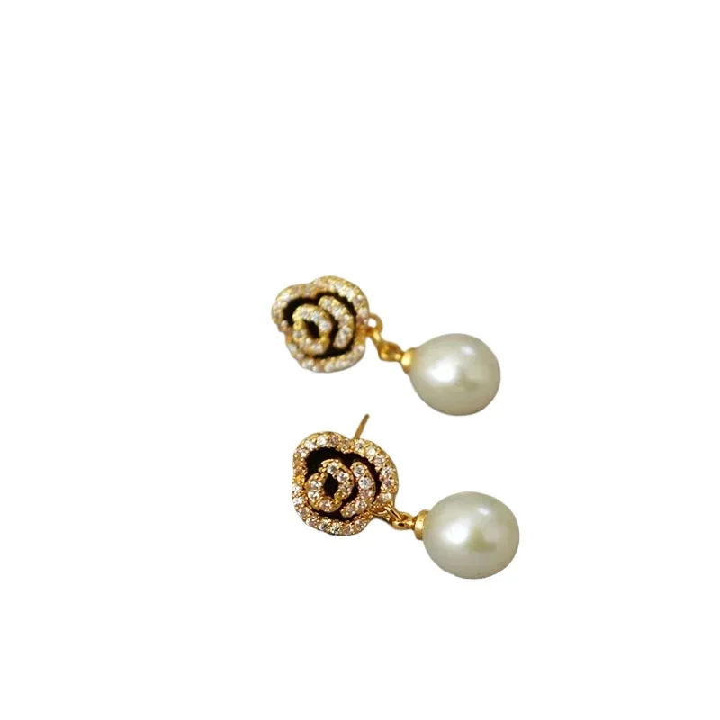 Women's Earrings Elegant Light Luxury Camellia Freshwater Pearl Inlaid Rhinestones Earrings Daily Versatile Ear Studs Jewelry
Women's Earrings Elegant Light Luxury Camellia Freshwater Pearl Inlaid Rhinestones Earrings Daily Versatile Ear Studs Jewelry