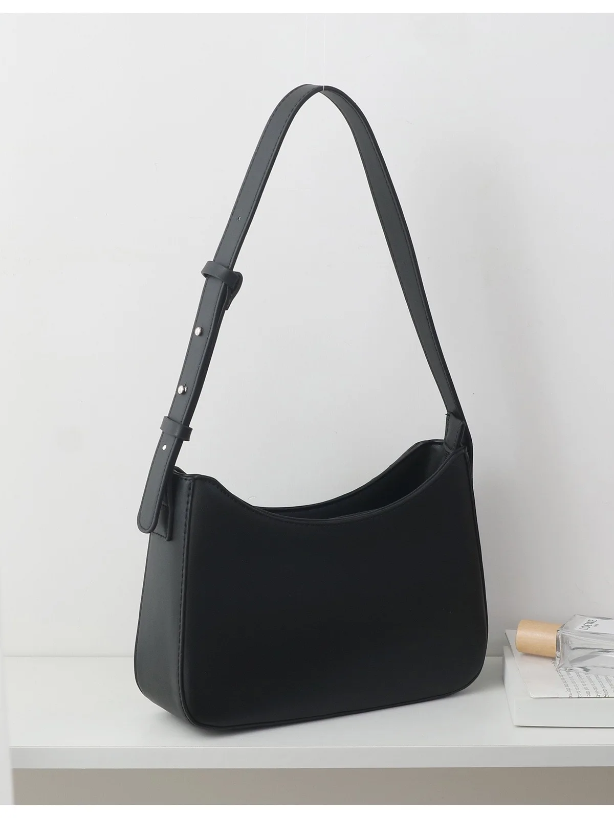 Women's Minimalist Hobo Bag, Adjustable Strap Shoulder Bag, Casual Faux Leather Handbag for Daily Use
Women's Minimalist Hobo Bag, Adjustable Strap Shoulder Bag, Casual Faux Leather Handbag for Daily Use
